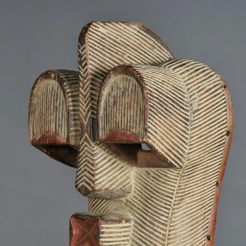 Large Kongo Tribal Mask in Hand-Carved Wood with Natural Pigments In Good Condition For Sale In Saint-Ouen, FR