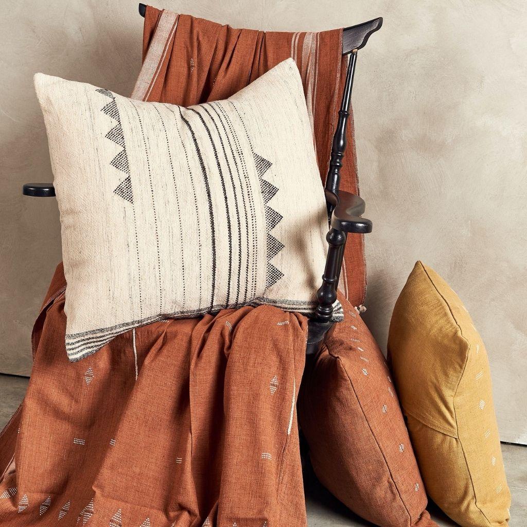 Grand coussin Kora blanc et blanc artisanal tissé à la main non teint en vente 2