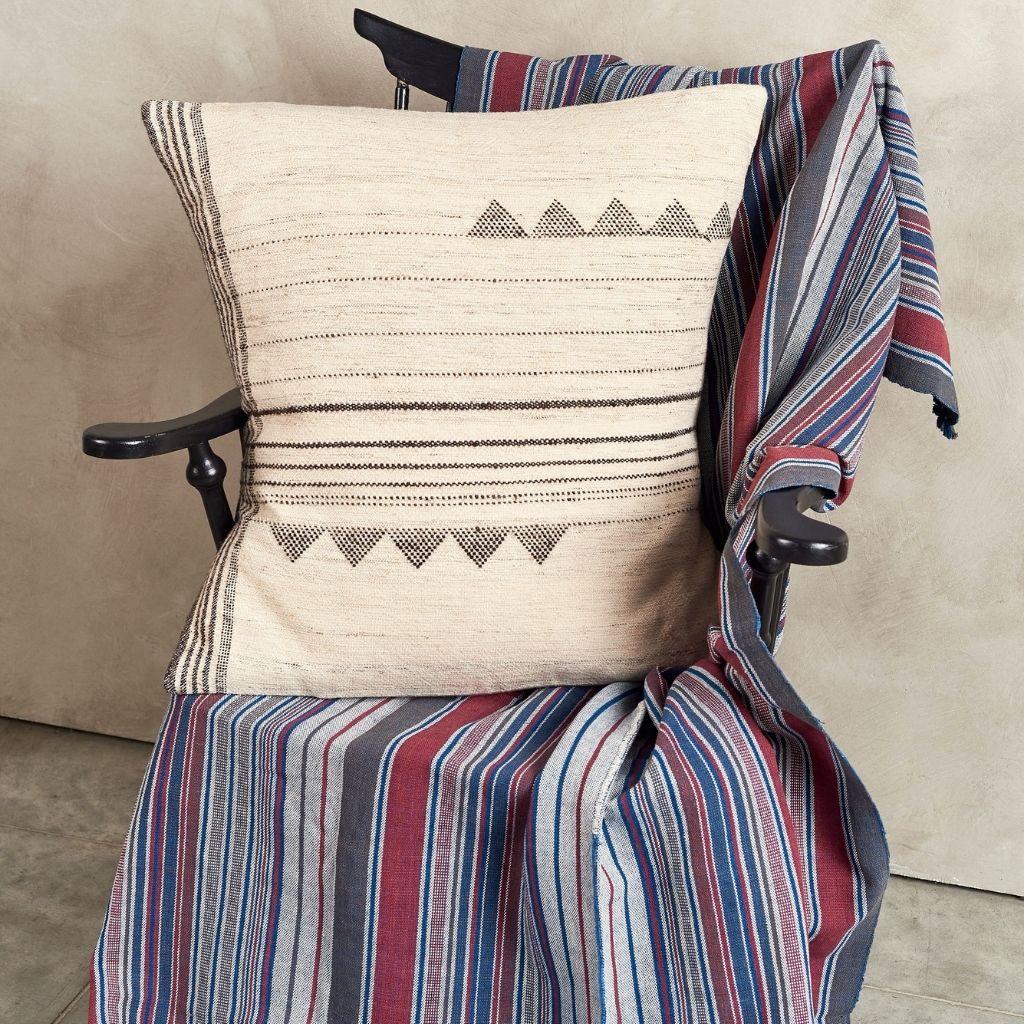 Grand coussin Kora blanc et blanc artisanal tissé à la main non teint en vente 3