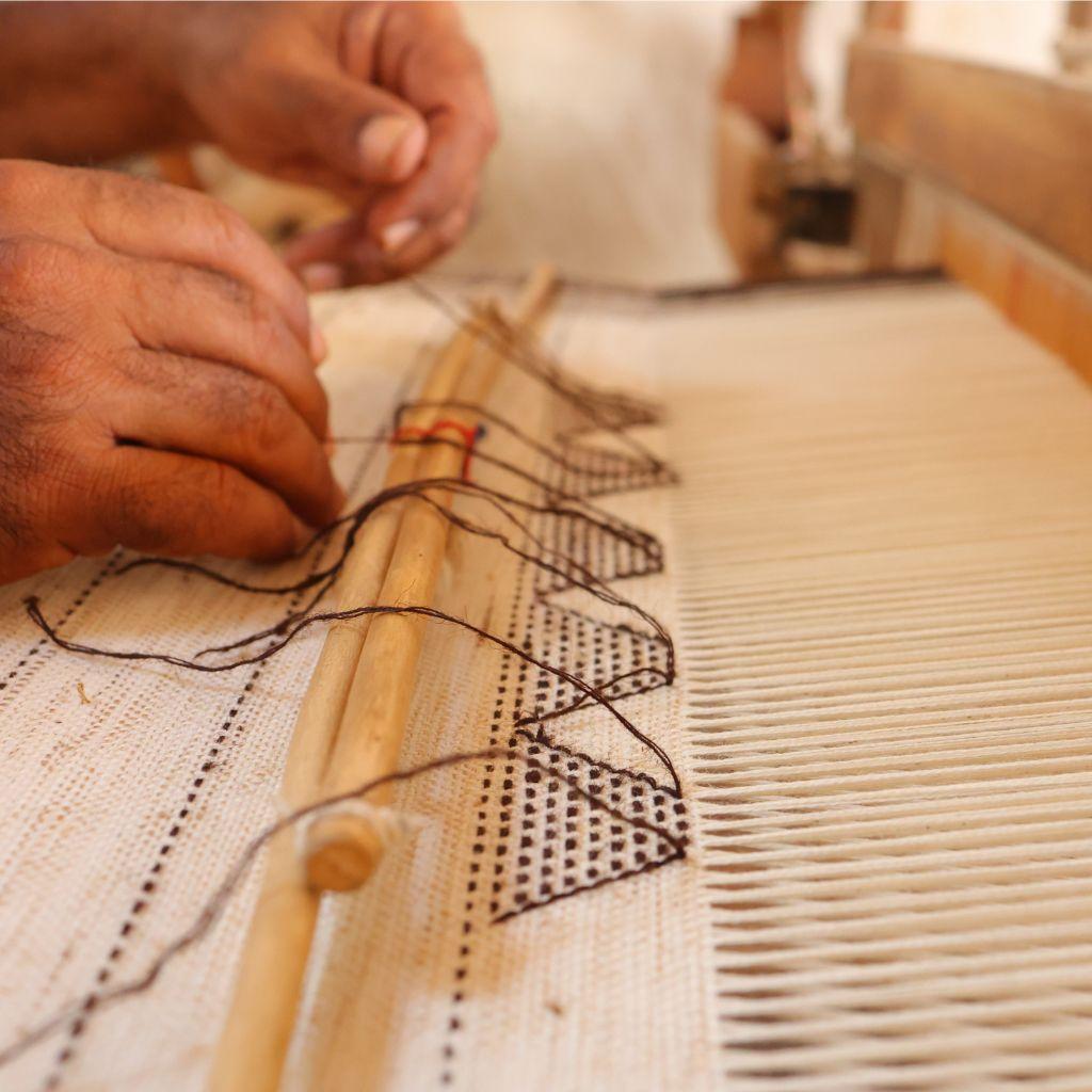 Grand coussin Kora blanc et blanc artisanal tissé à la main non teint en vente 8