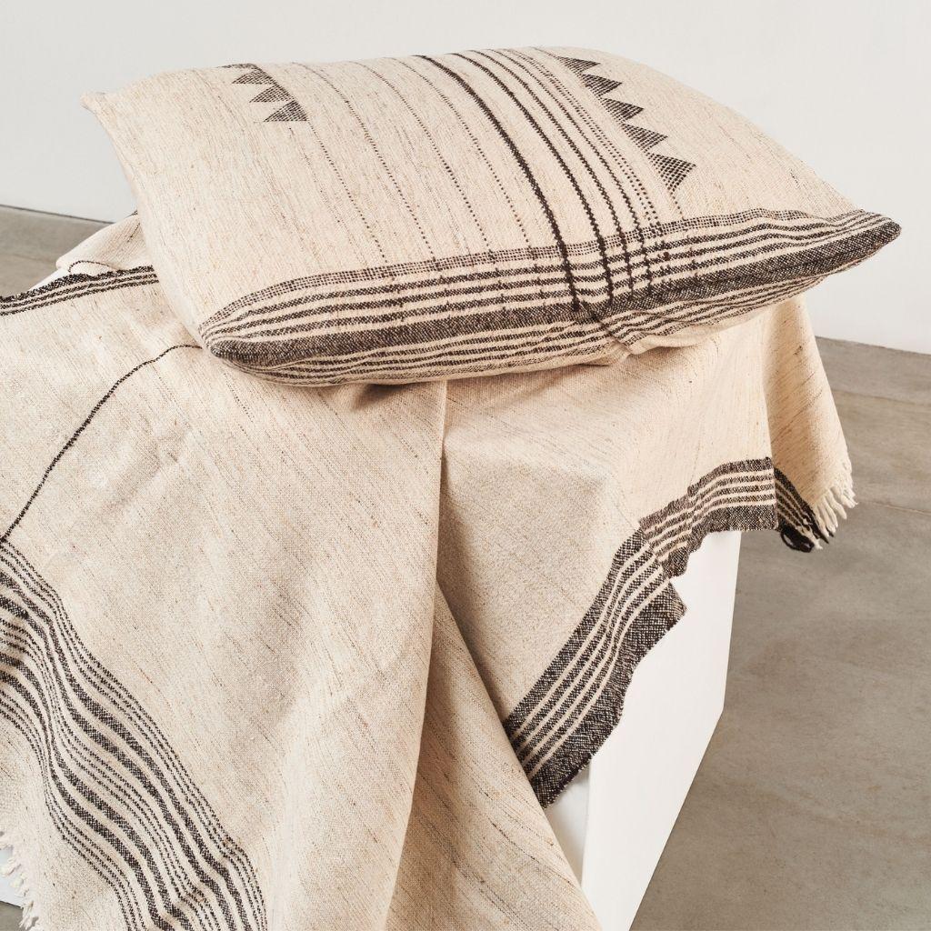 Laine Grand coussin Kora blanc et blanc artisanal tissé à la main non teint en vente