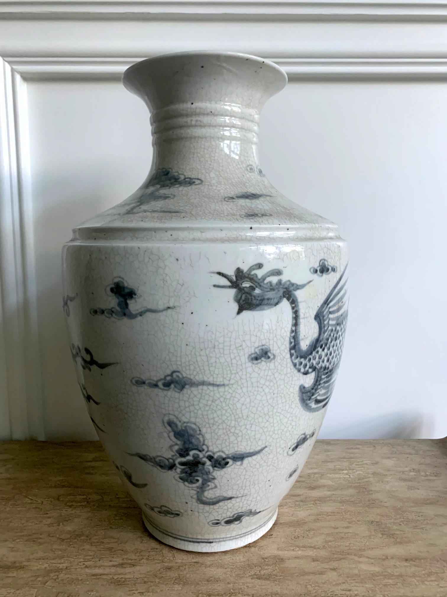 Große koreanische blau-weiße Vase mit Phoenix-Design (Archaistisch) im Angebot