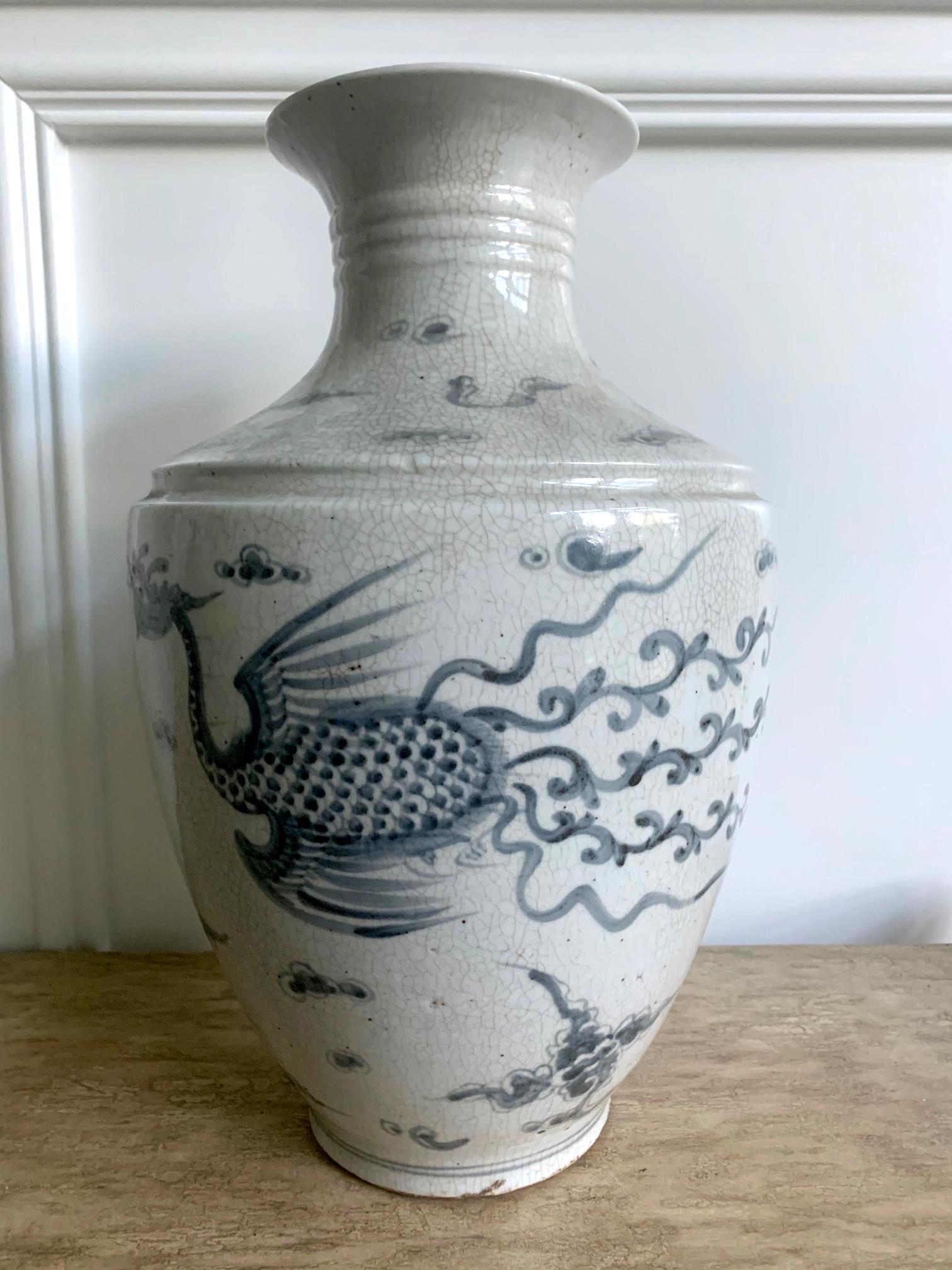 Große koreanische blau-weiße Vase mit Phoenix-Design (Koreanisch) im Angebot