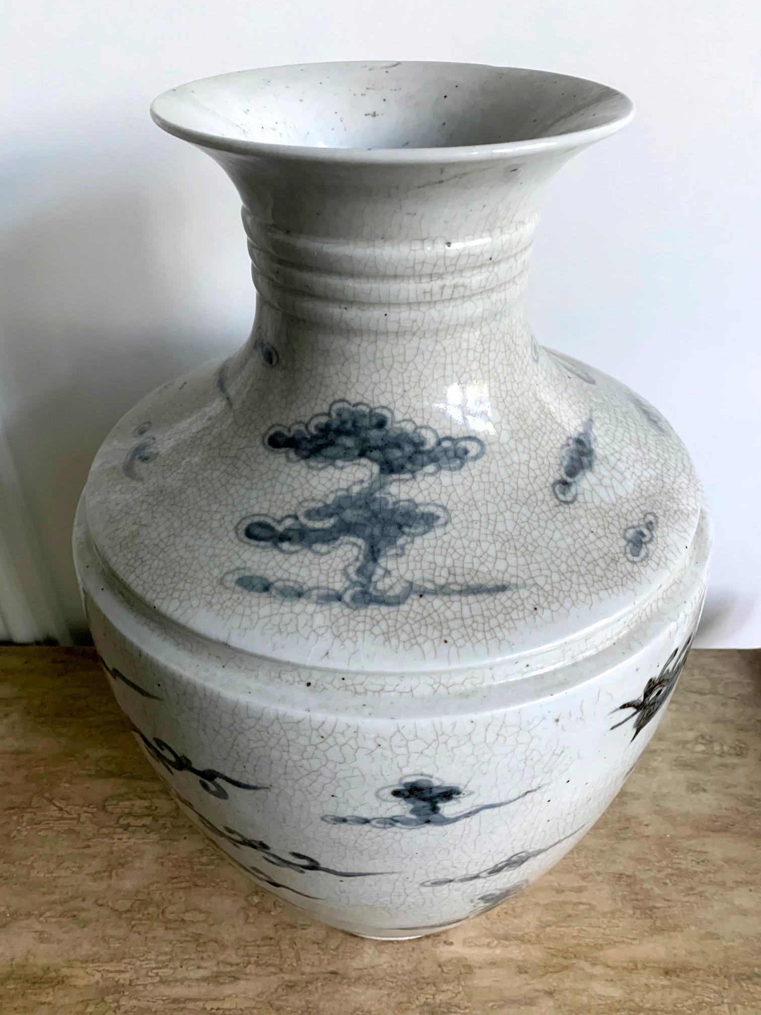 Große koreanische blau-weiße Vase mit Phoenix-Design im Zustand „Gut“ im Angebot in Atlanta, GA
