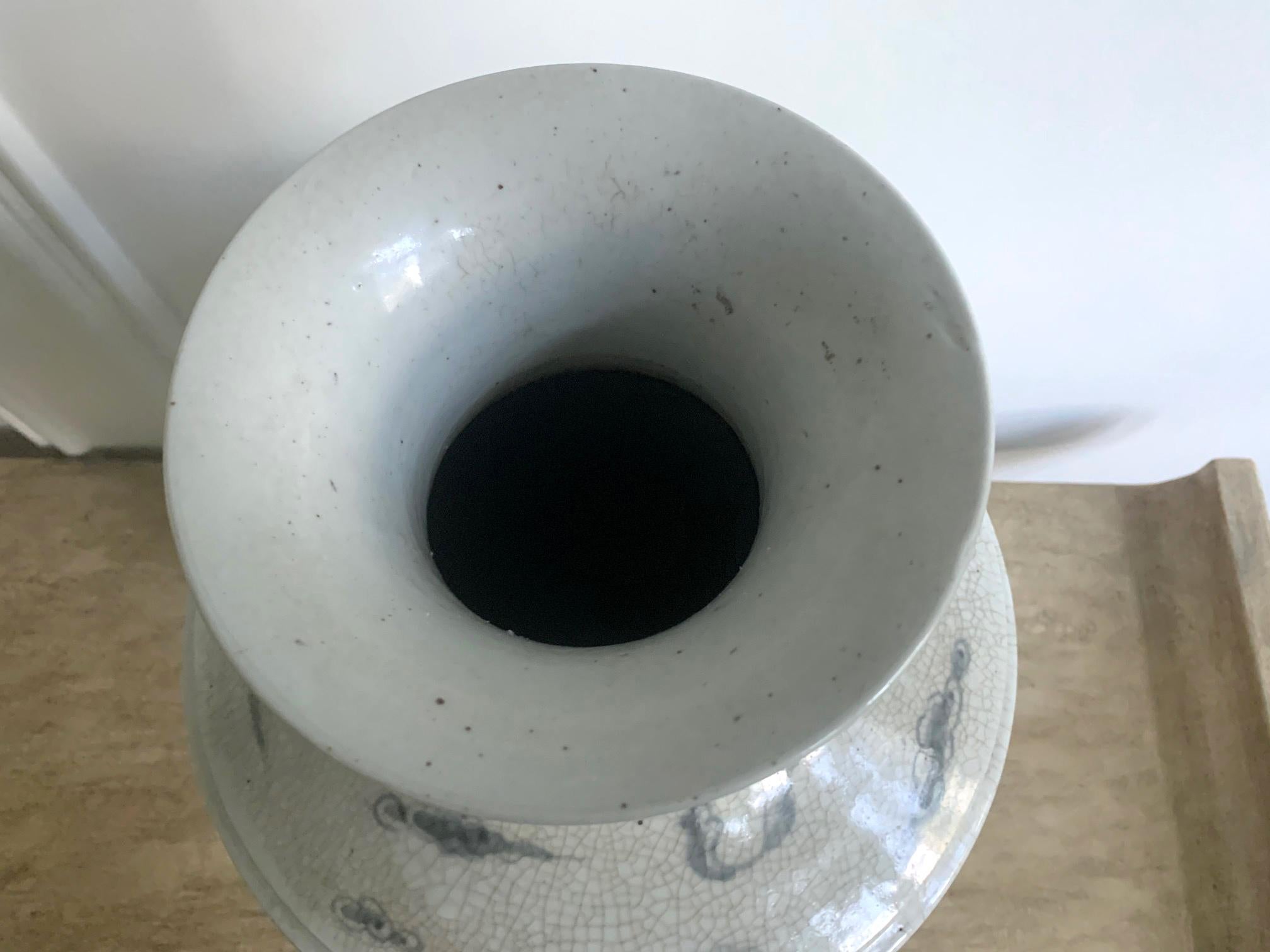 Große koreanische blau-weiße Vase mit Phoenix-Design (Keramik) im Angebot