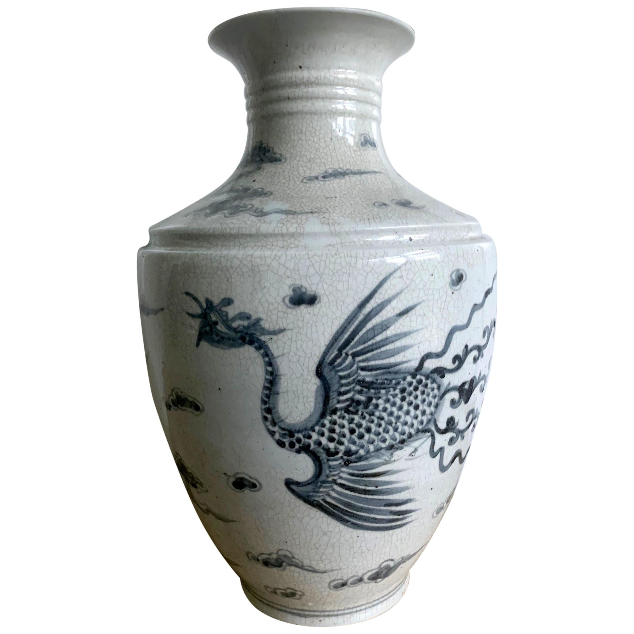Große koreanische blau-weiße Vase mit Phoenix-Design im Angebot