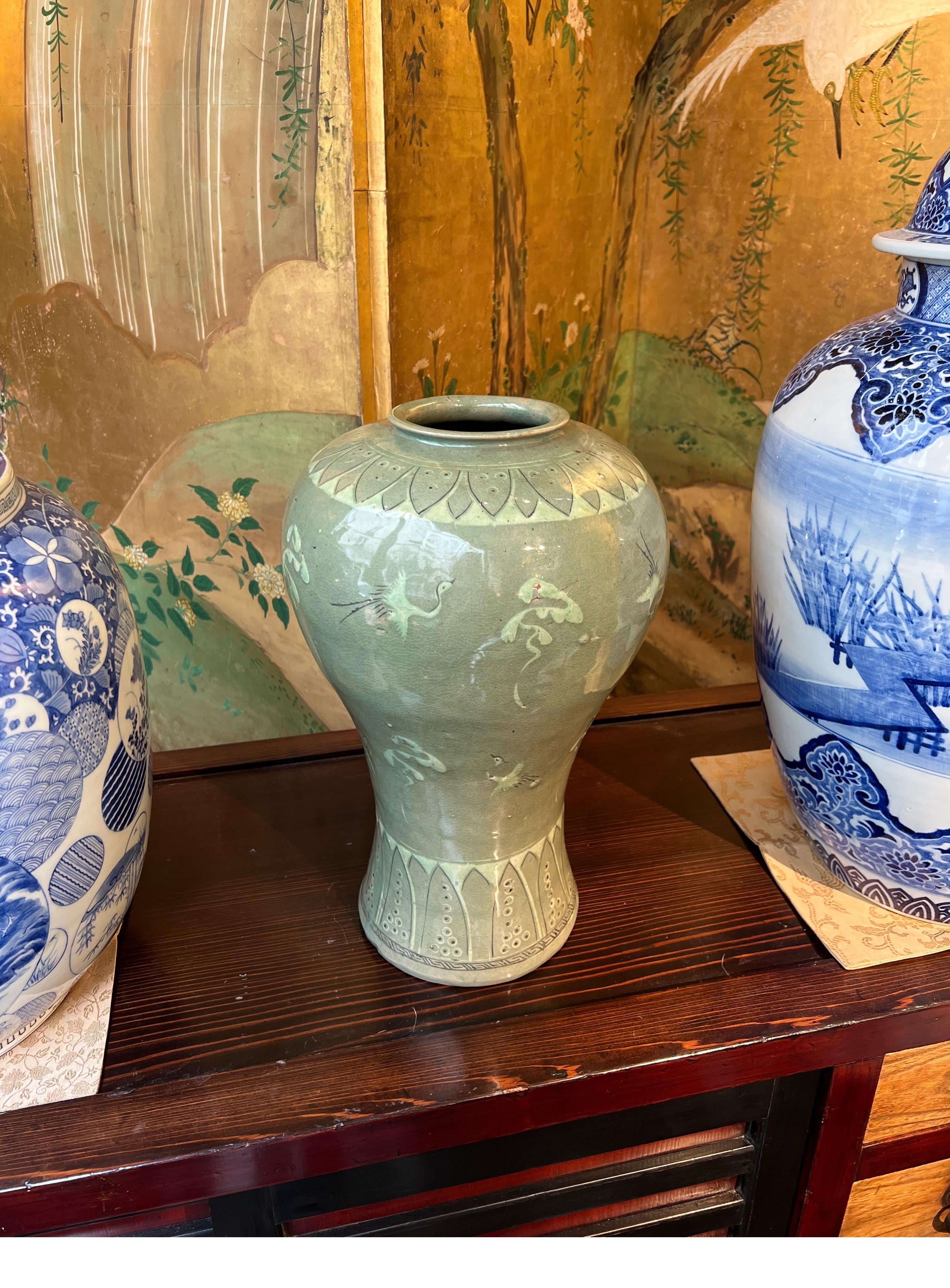 Grand vase coréen en céladon à décor de grues volantes et de nuages.
Quelques défauts de cuisson, comme il est d'usage dans ce type de céramique, mais pas d'ébréchures ni de lignes de démarcation.
Très belle couleur de glaçure céladon typique de la