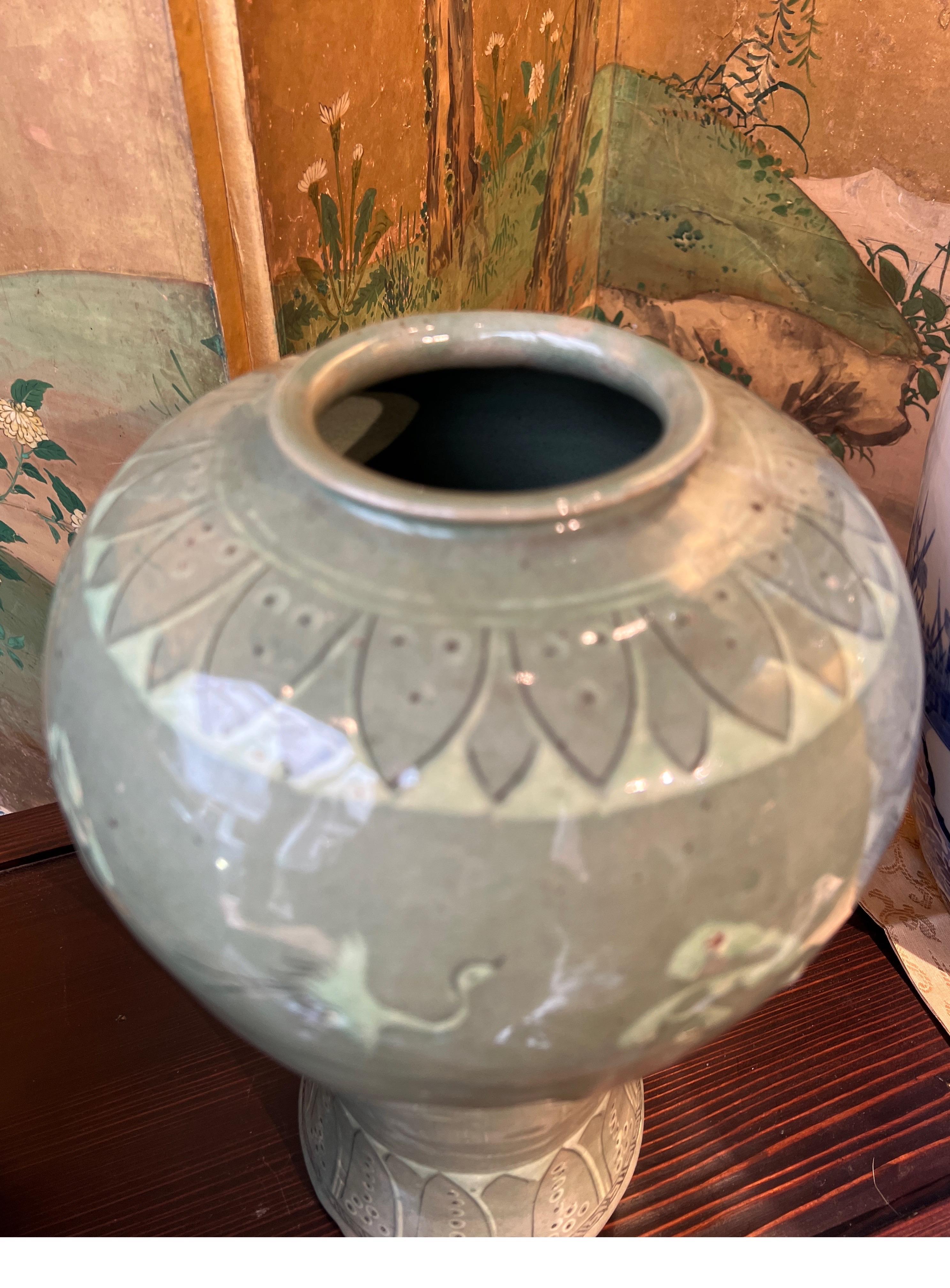 Fatto a mano Grande vaso coreano in ceramica celadon, Corea, 19° secolo in vendita