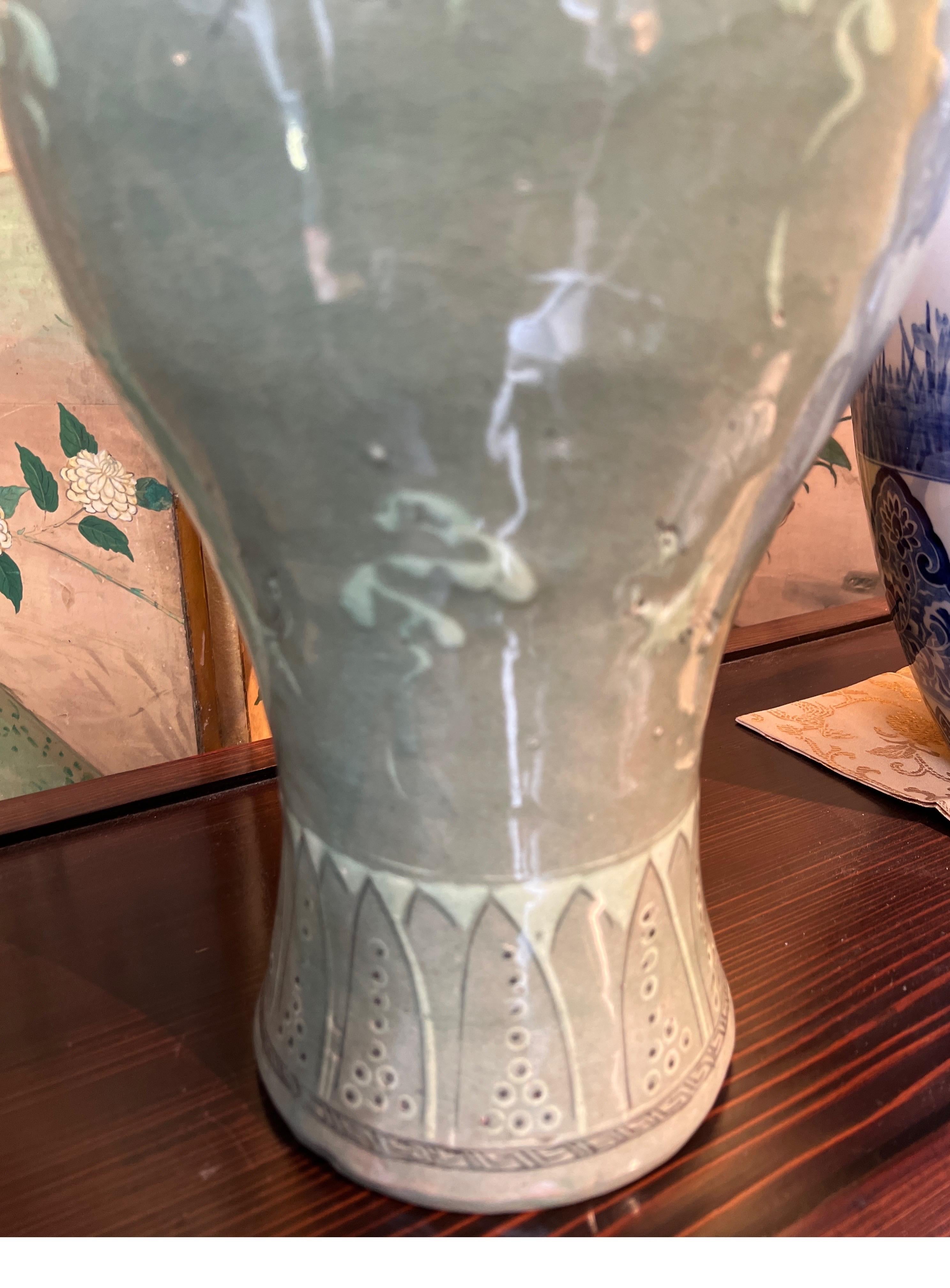 Große koreanische Celadon-Keramikvase, Korea, 19. Jahrhundert im Zustand „Hervorragend“ im Angebot in PARIS, FR
