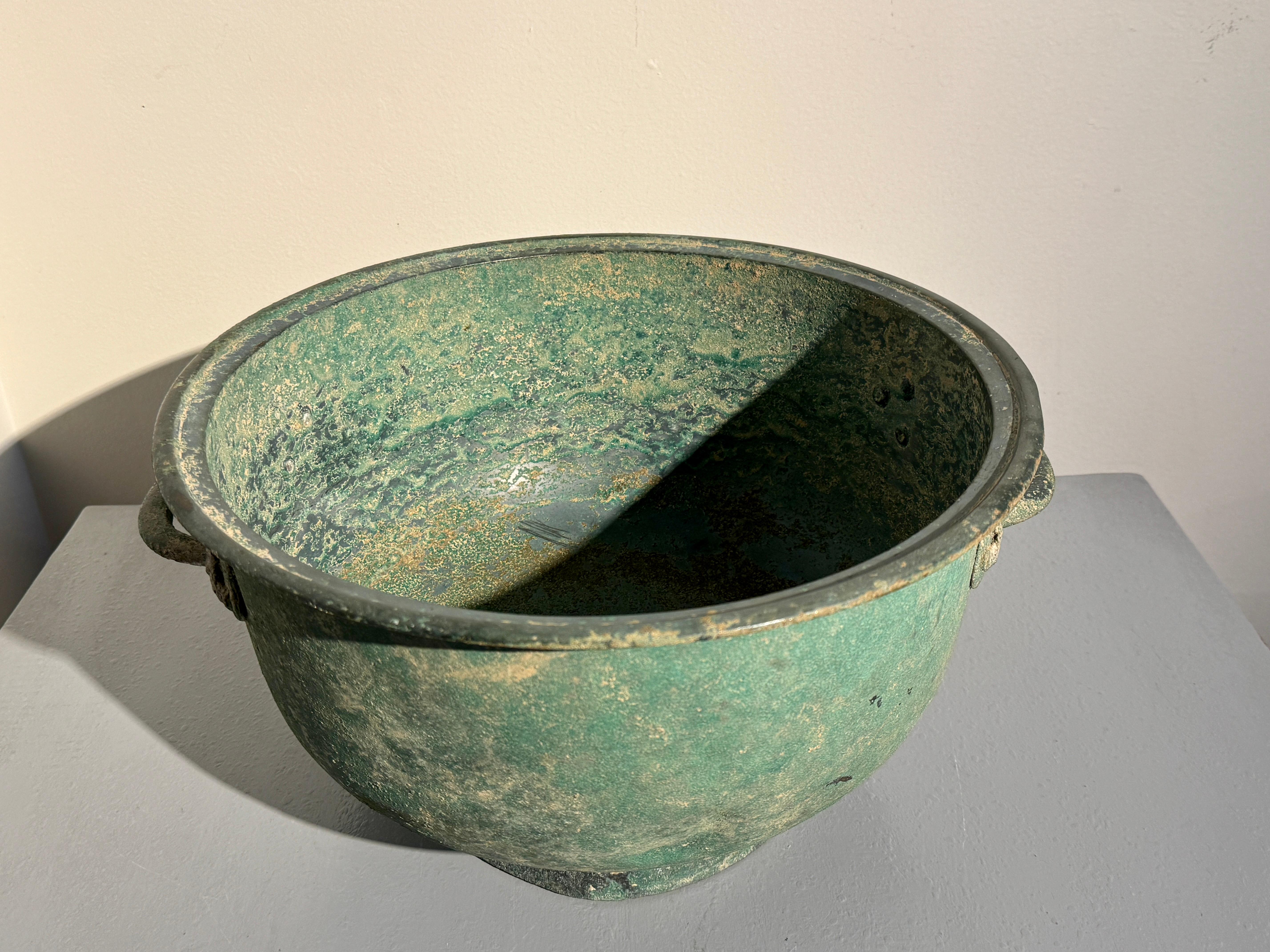 Large Korean Goryeo Bronze Basin w/ Handles, Goryeo Dynasty, 12th/14th century For Sale 2
