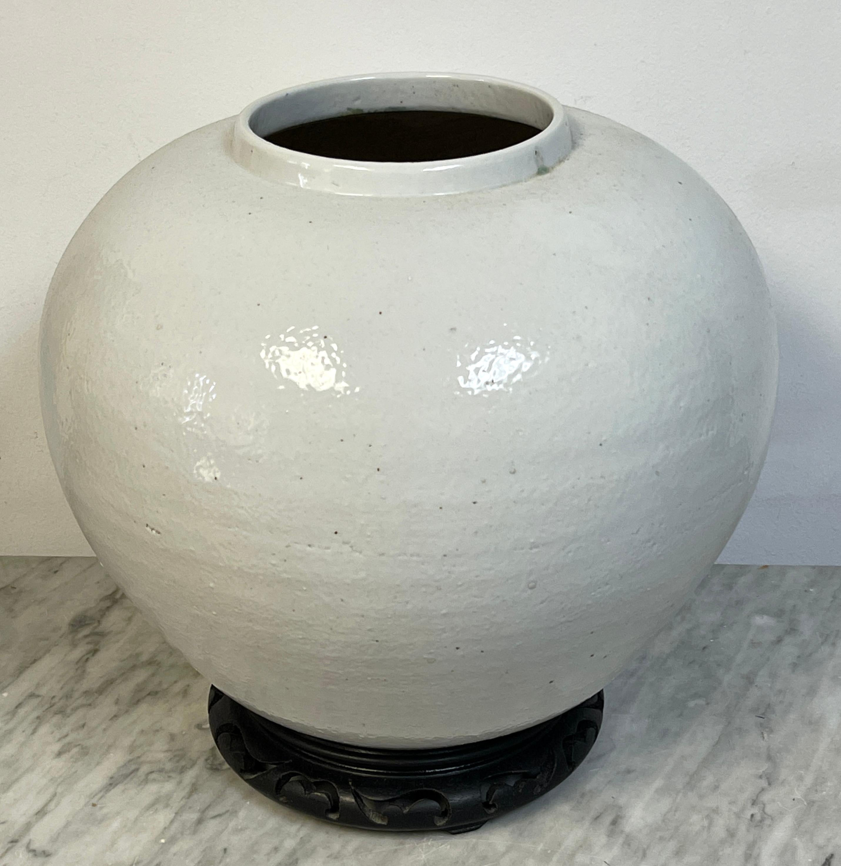 Large Korean Monochrome Porcelain Moon Jar on Carved Wood Stand, 20th Century en venta 2