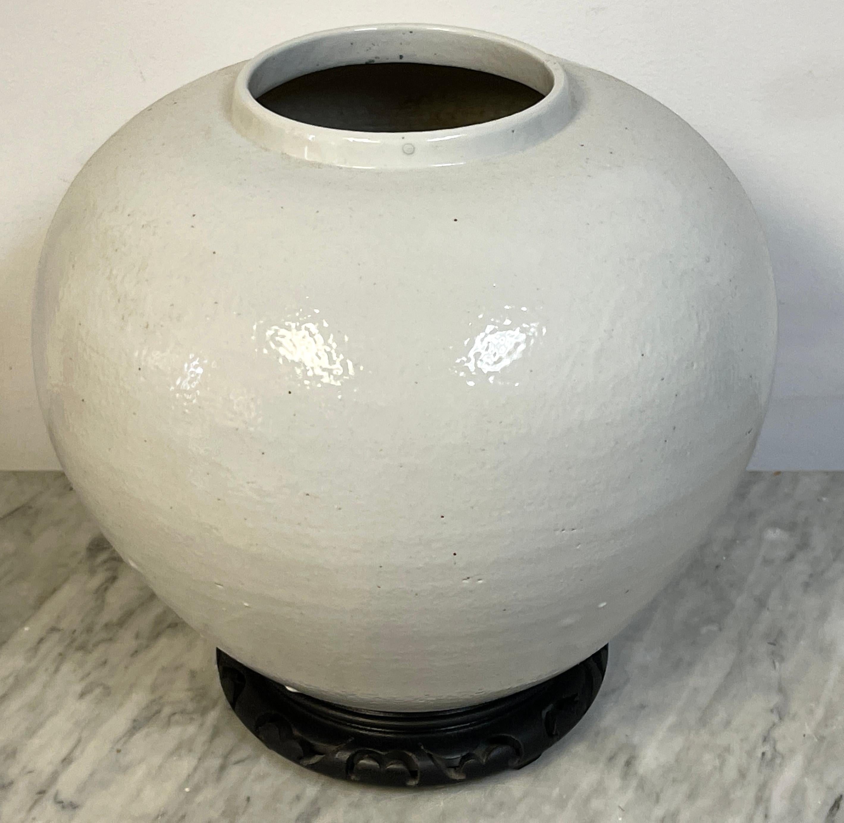 Large Korean Monochrome Porcelain Moon Jar on Carved Wood Stand, 20th Century en venta 3