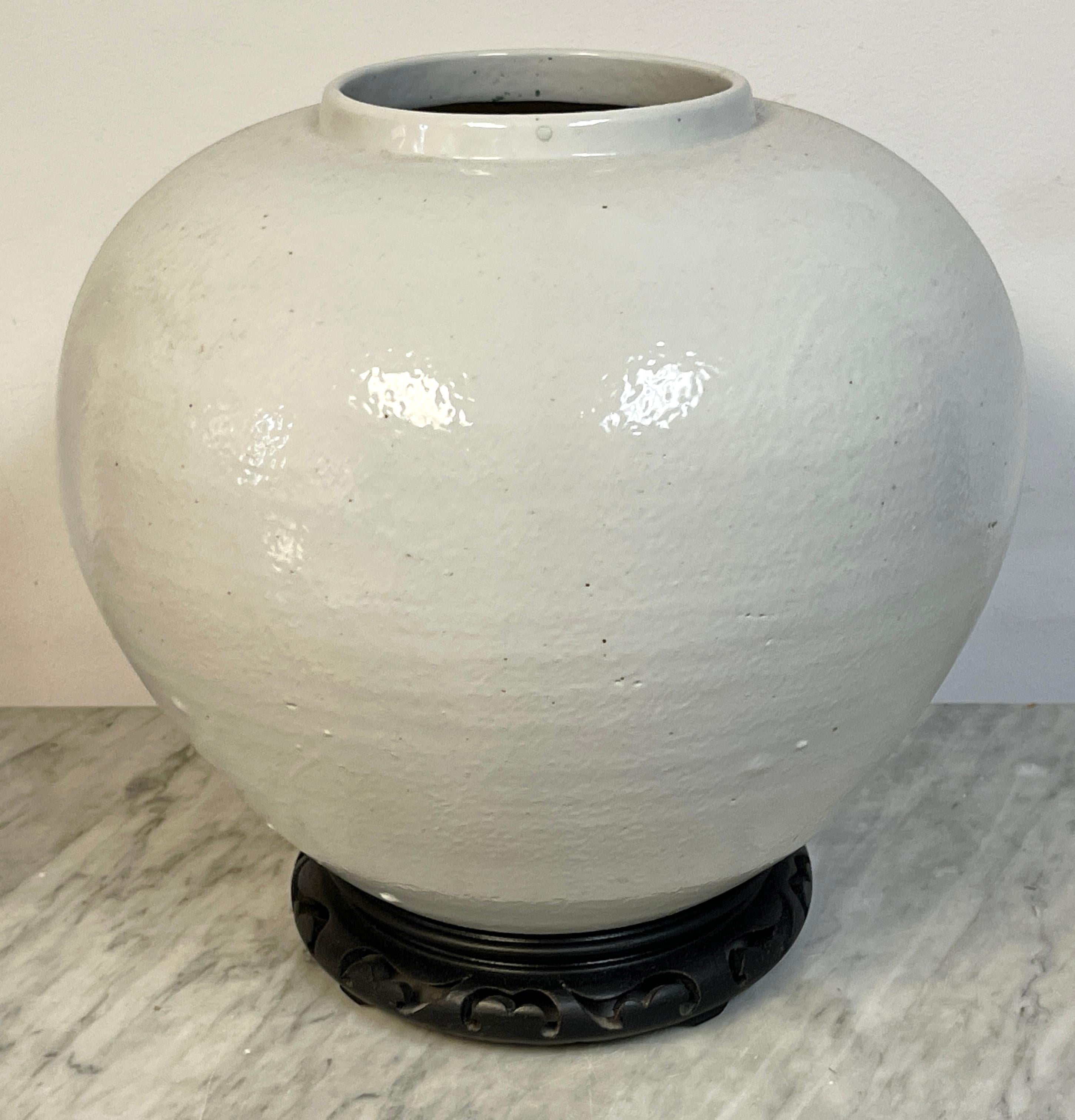 Large Korean Monochrome Porcelain Moon Jar on Carved Wood Stand, 20th Century en venta 4