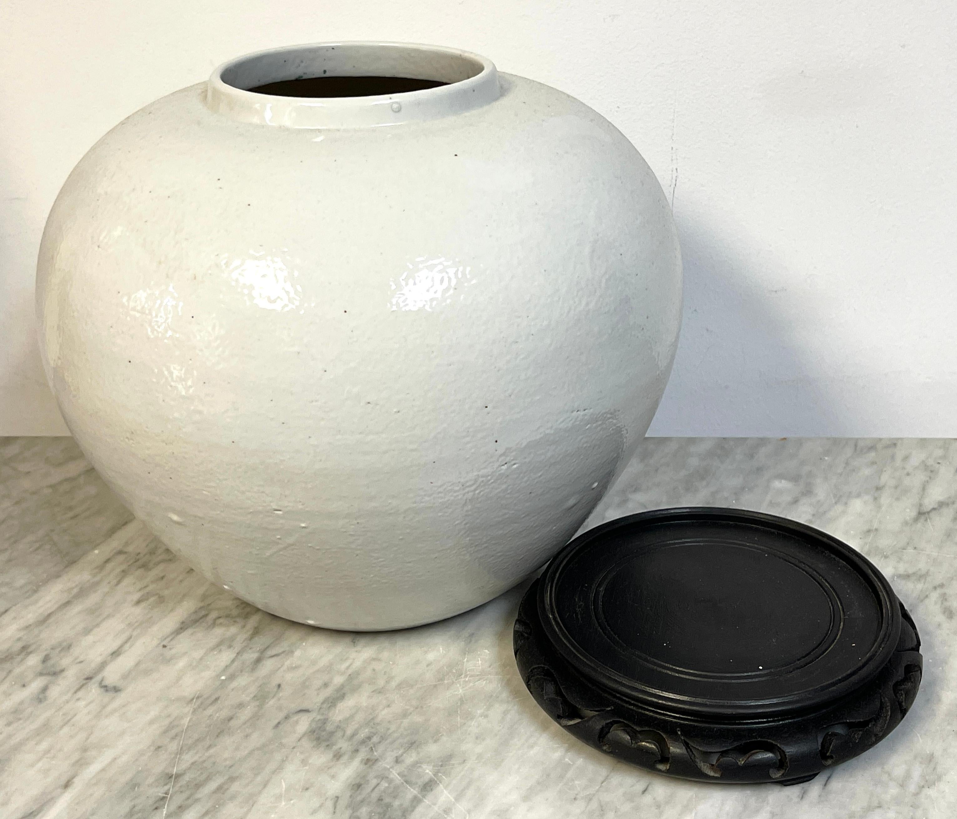 Large Korean Monochrome Porcelain Moon Jar on Carved Wood Stand, 20th Century en venta 6