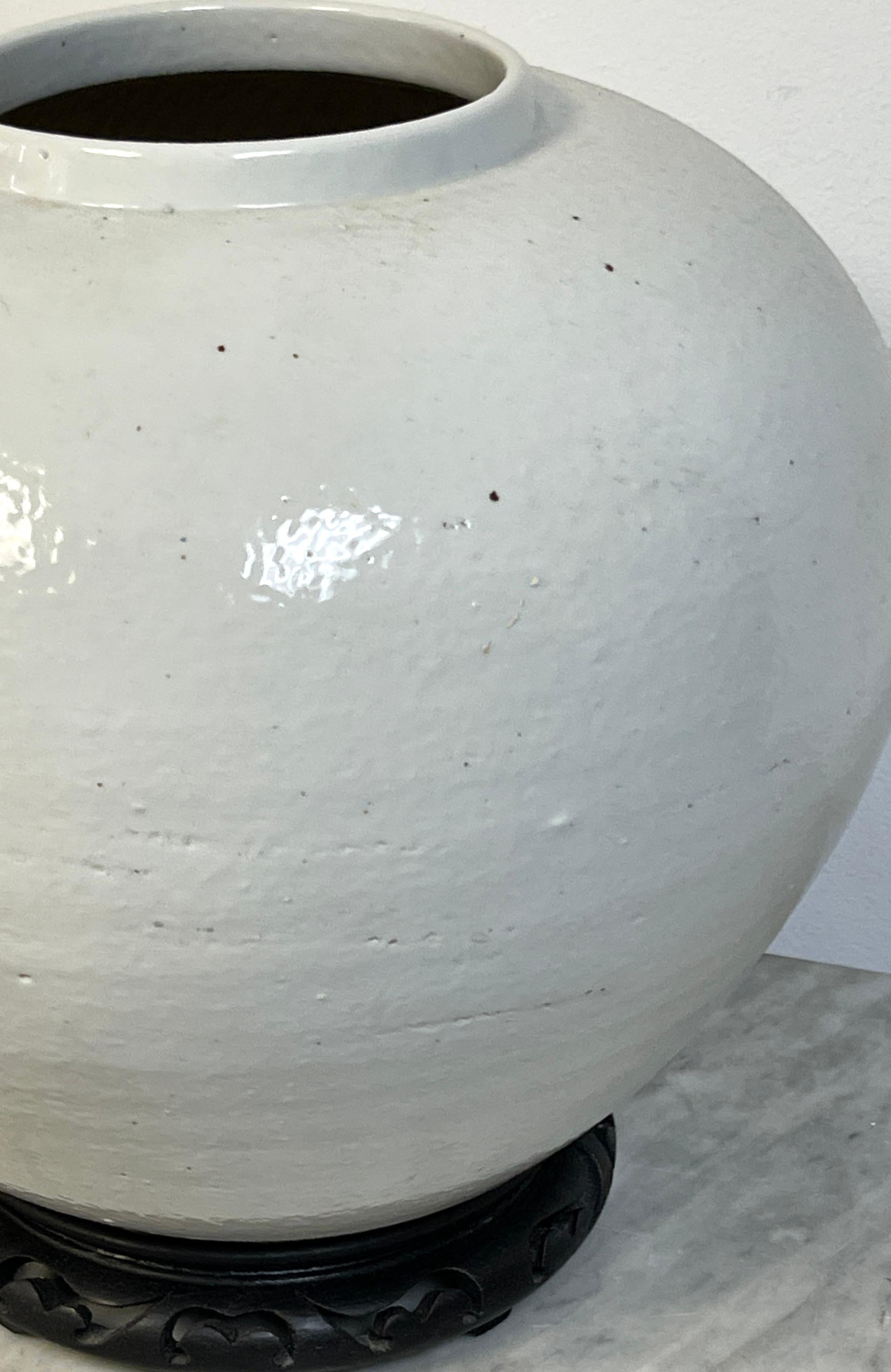 Large Korean Monochrome Porcelain Moon Jar on Carved Wood Stand, 20th Century Minimalista en venta
