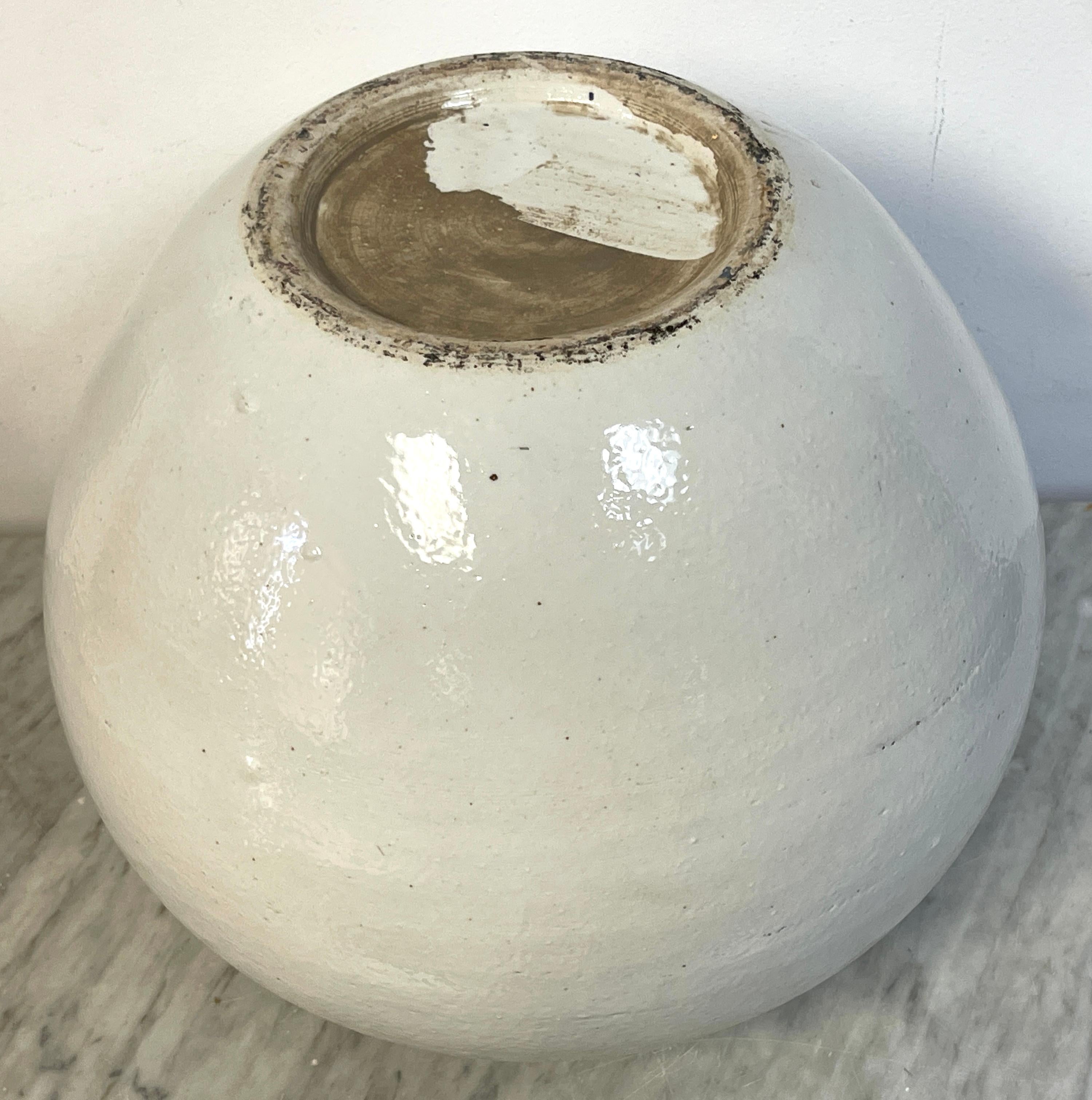 Large Korean Monochrome Porcelain Moon Jar on Carved Wood Stand, 20th Century Tallado en venta