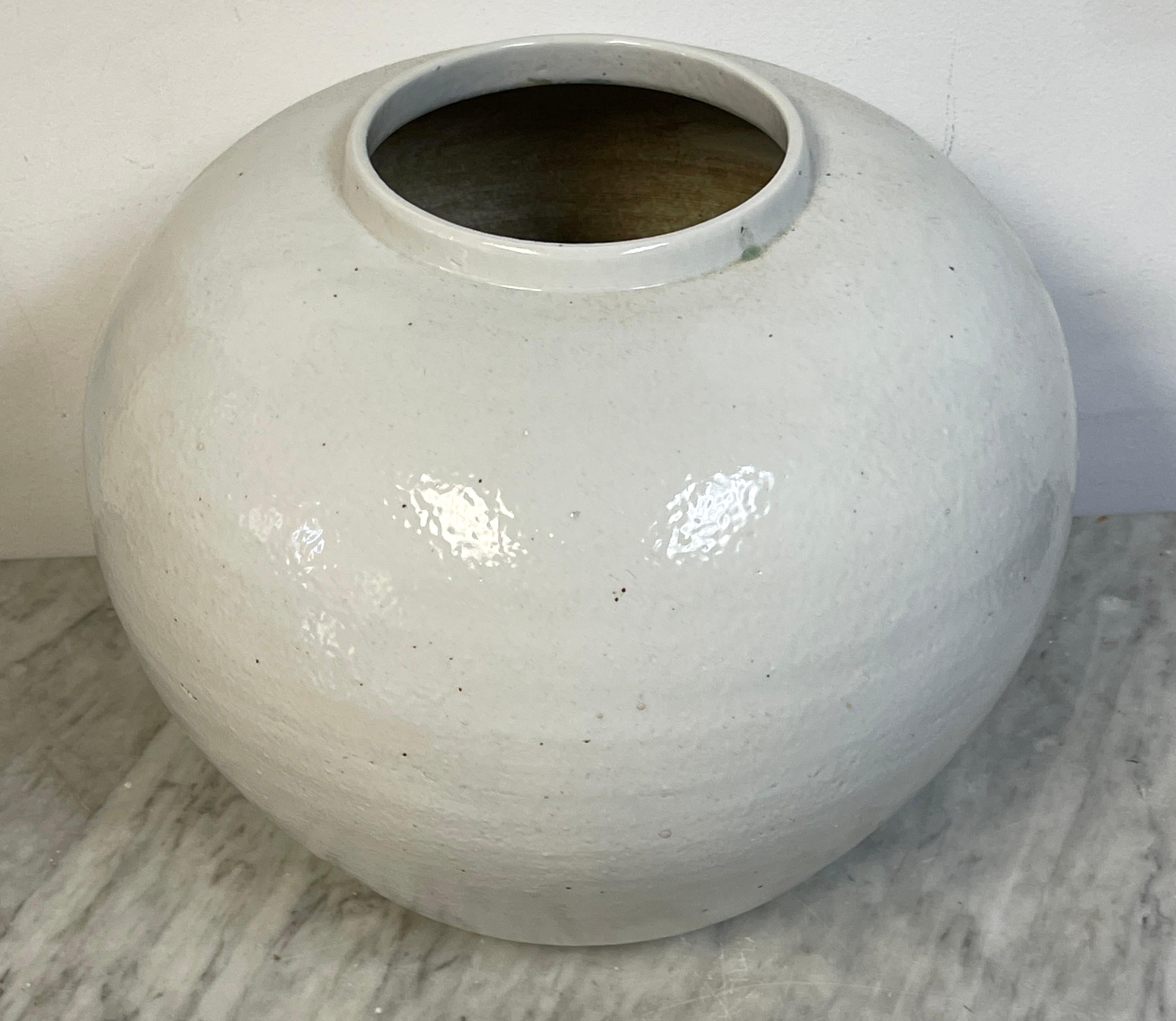 Large Korean Monochrome Porcelain Moon Jar on Carved Wood Stand, 20th Century en Bueno estado para la venta en West Palm Beach, FL