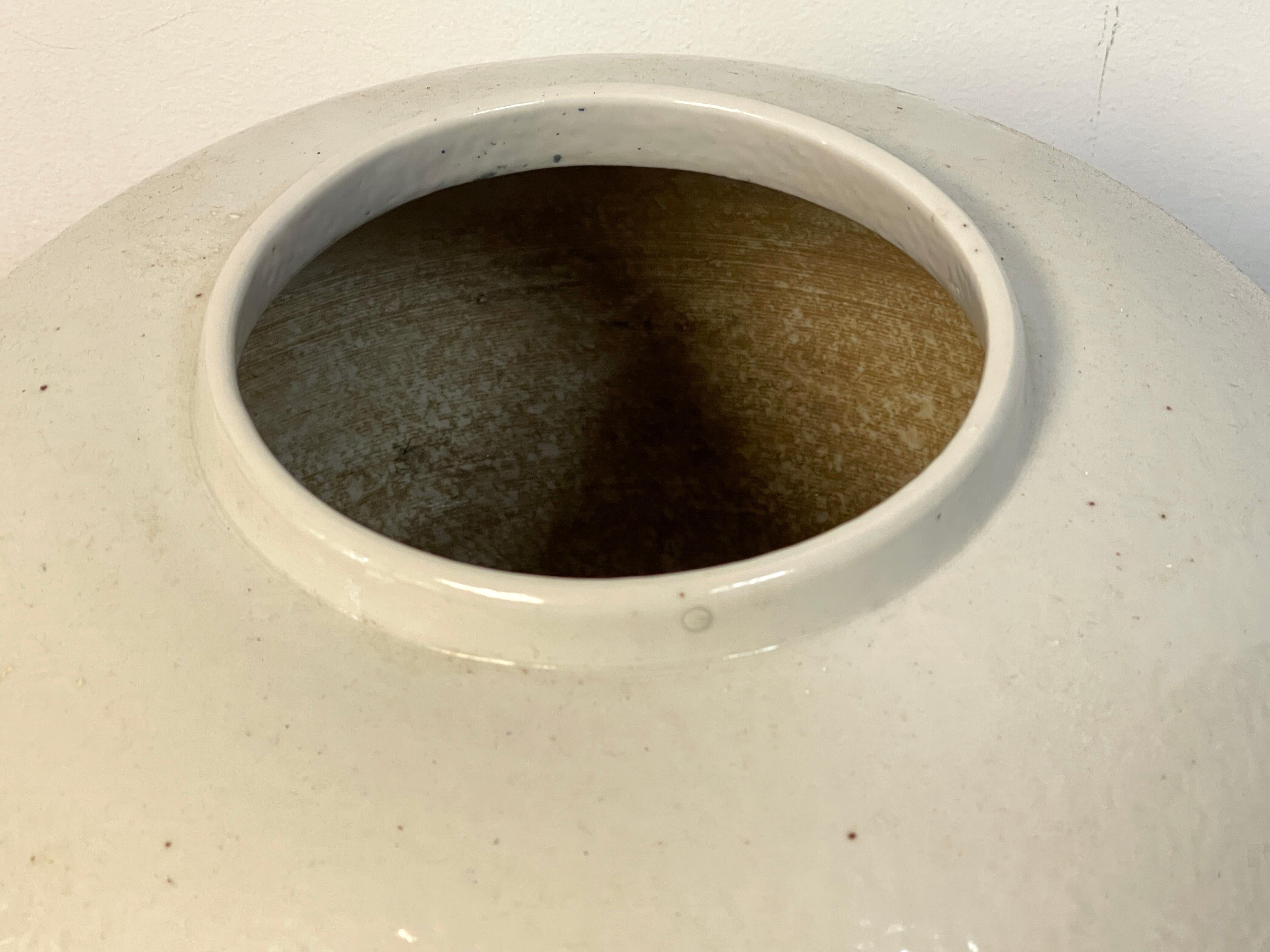 Large Korean Monochrome Porcelain Moon Jar on Carved Wood Stand, 20th Century siglo XX en venta