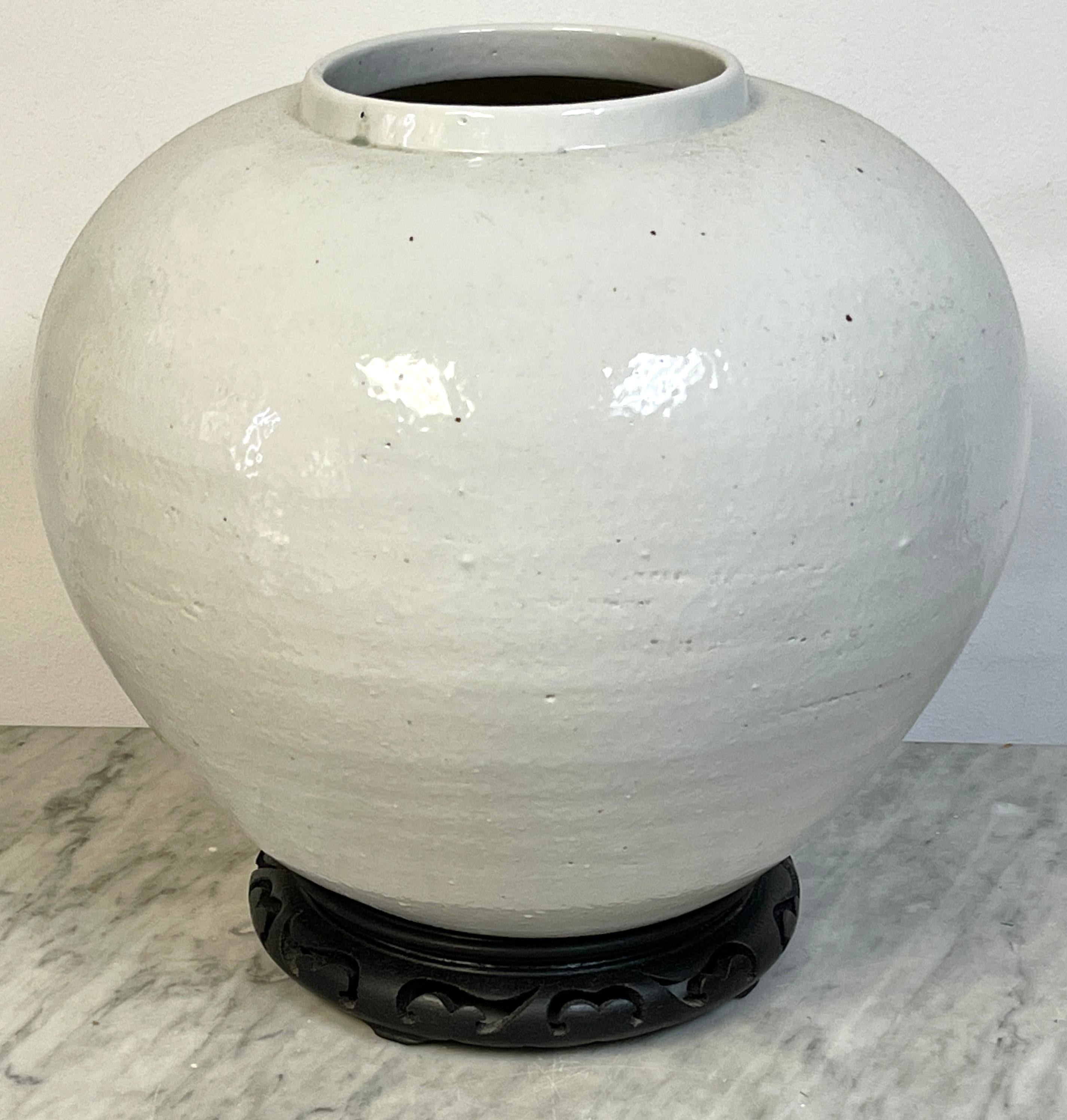 Large Korean Monochrome Porcelain Moon Jar on Carved Wood Stand, 20th Century Porcelana en venta