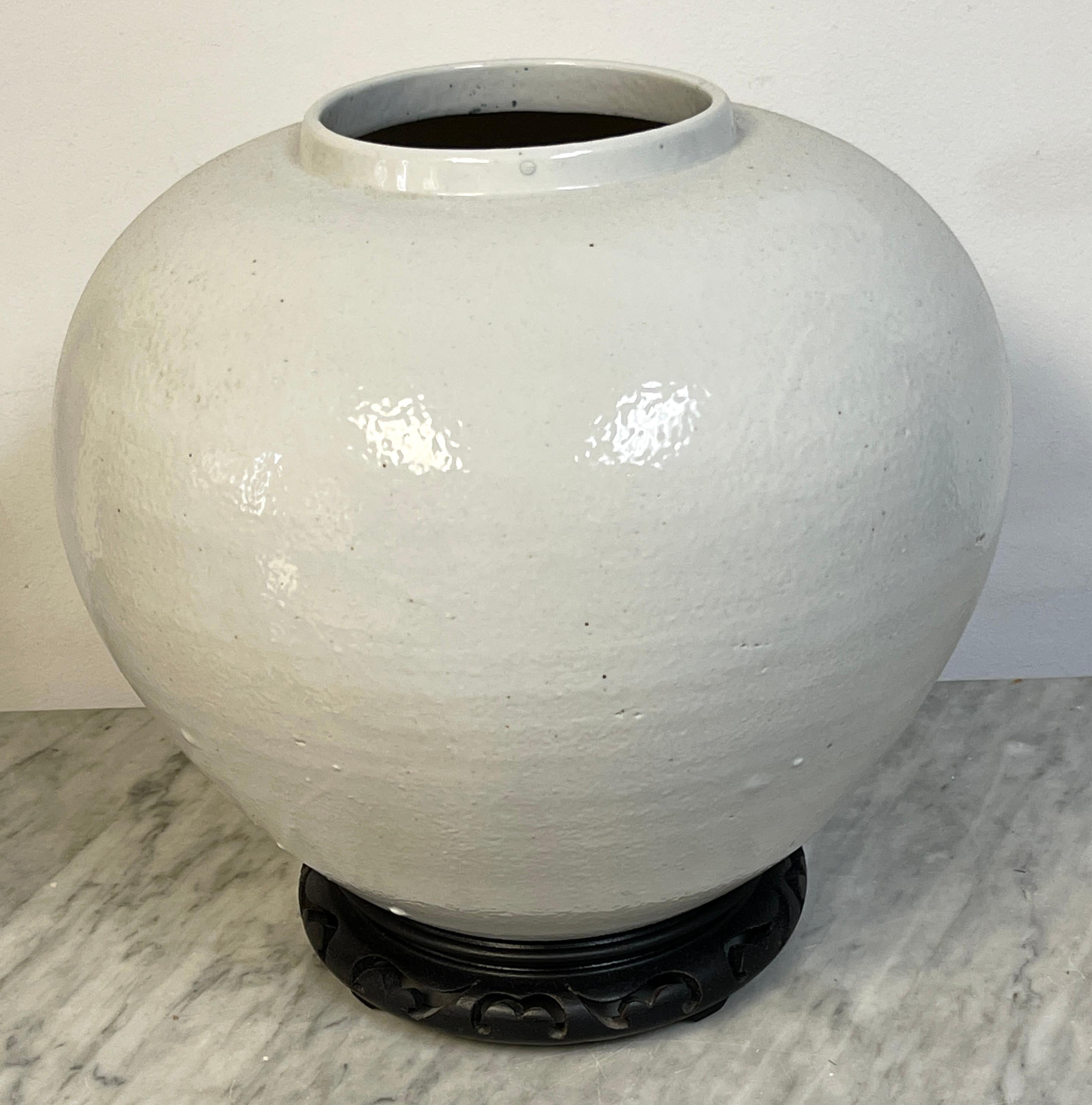 Large Korean Monochrome Porcelain Moon Jar on Carved Wood Stand, 20th Century en venta 1