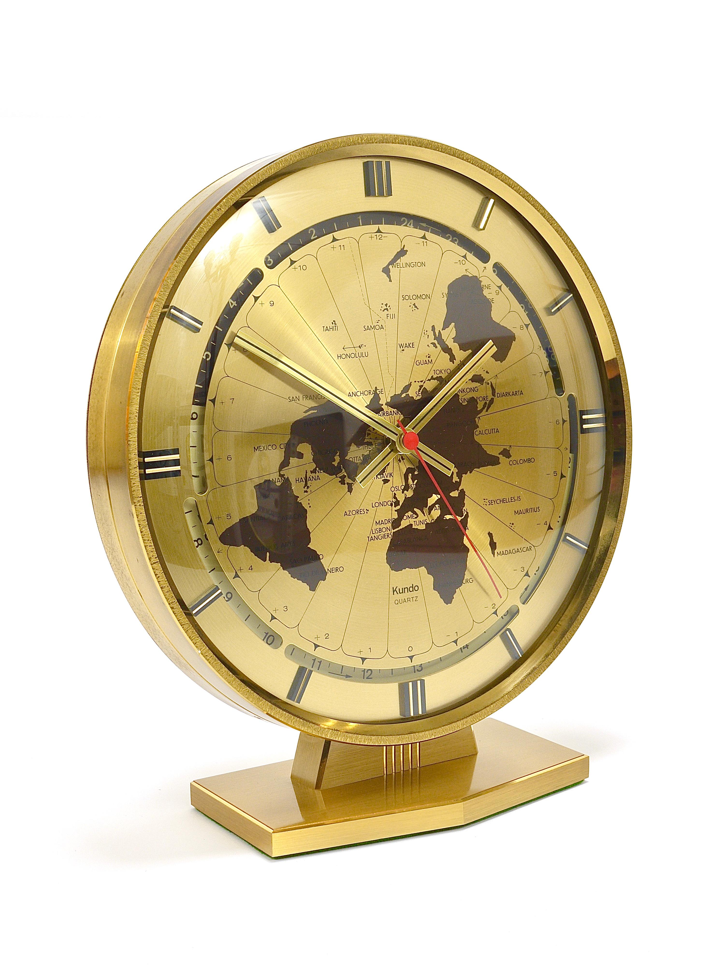 An impressive and large Mid-Century Modernist brass desk or table clock with a 9“ diameter world map clocks face and world time zones. Executed in the 1960s by Kieninger & Obergfell / Kundo in Western Germany. (The brand „Kundo