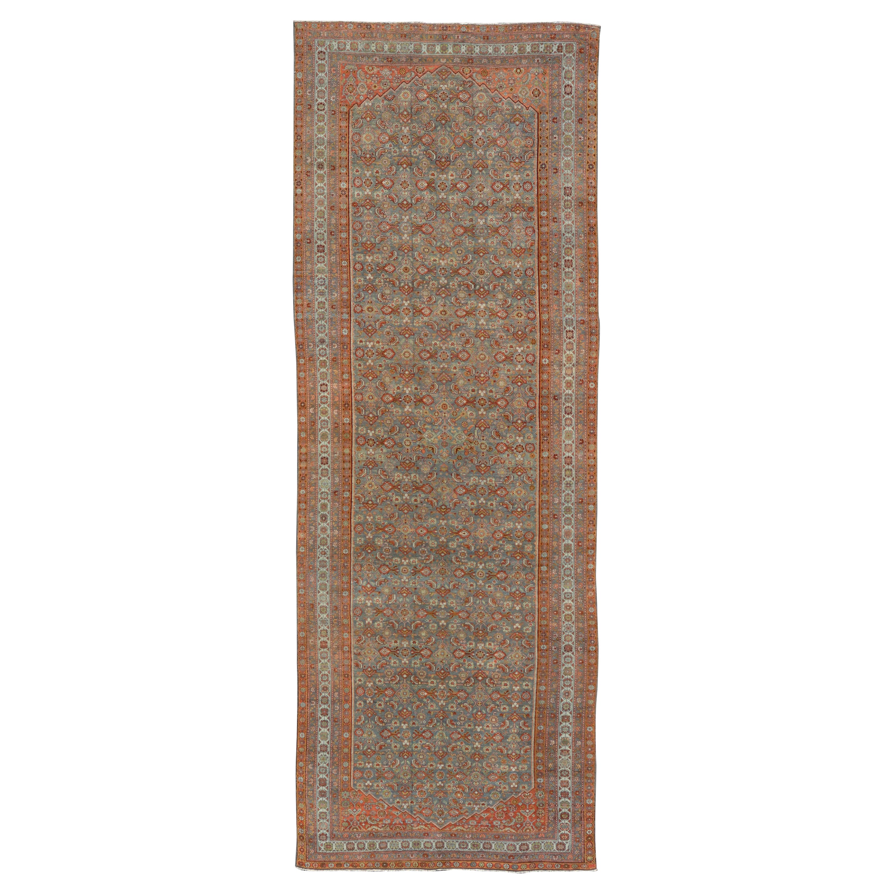 Großer Kurdischer antiker All-Over-Design-Galerie-Läufer in gedämpften Blau-Grau-Ton im Angebot