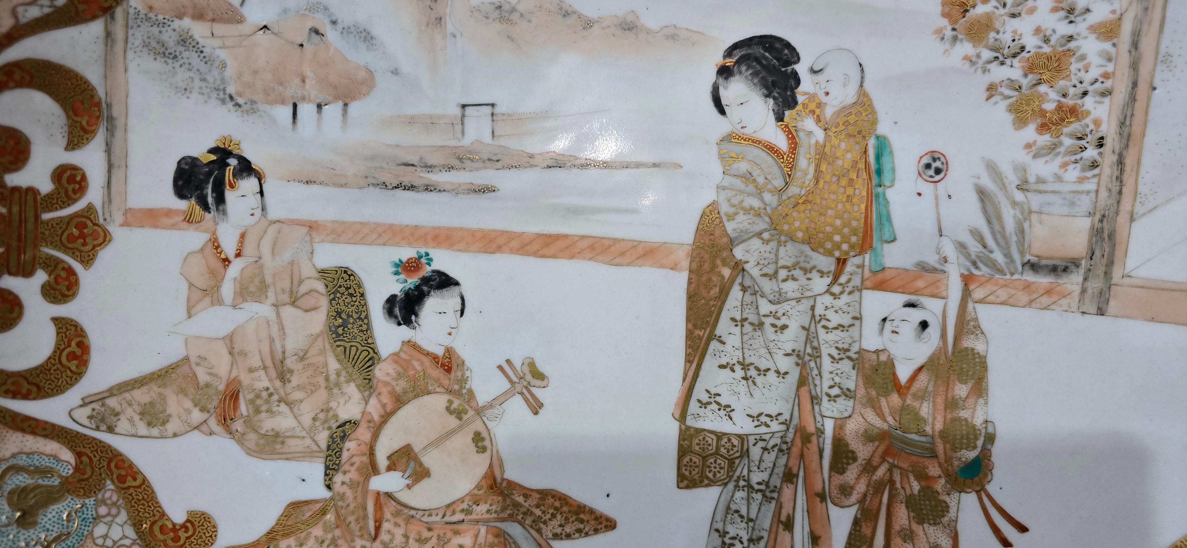 Ein sehr gutes Mutant Ladegerät, signiert auf der Rückseite, in insgesamt super Zustand.
Das Kutani-Porzellan, ein besonderer Stil des japanischen Porzellans, stammt aus dem Dorf Kutani, das heute zu Kaga in der Präfektur Ishikawa gehört. Der Name