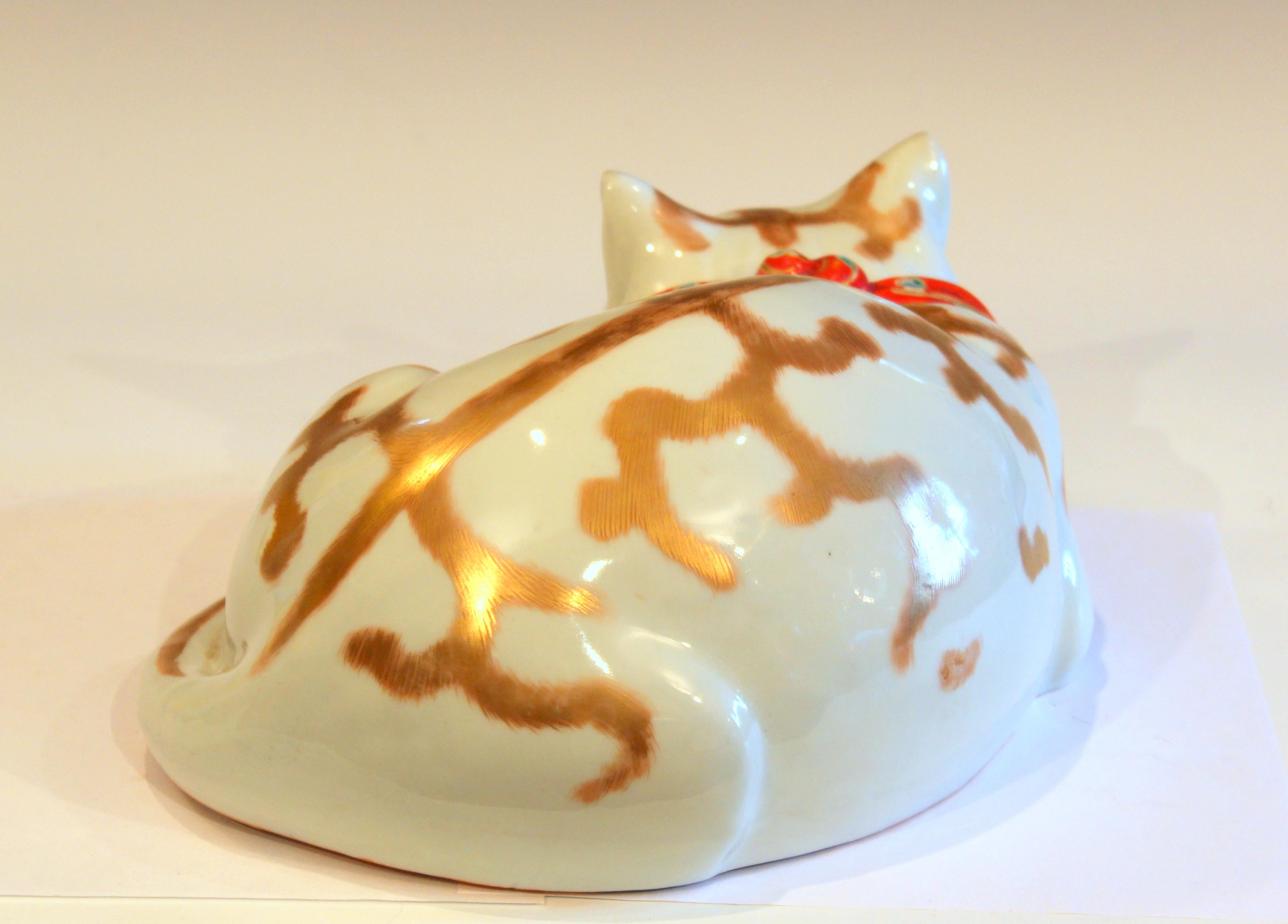Large Kutani Porcelain Sleeping Cat Figure Vintage Japanese In Excellent Condition In Wilton, CT