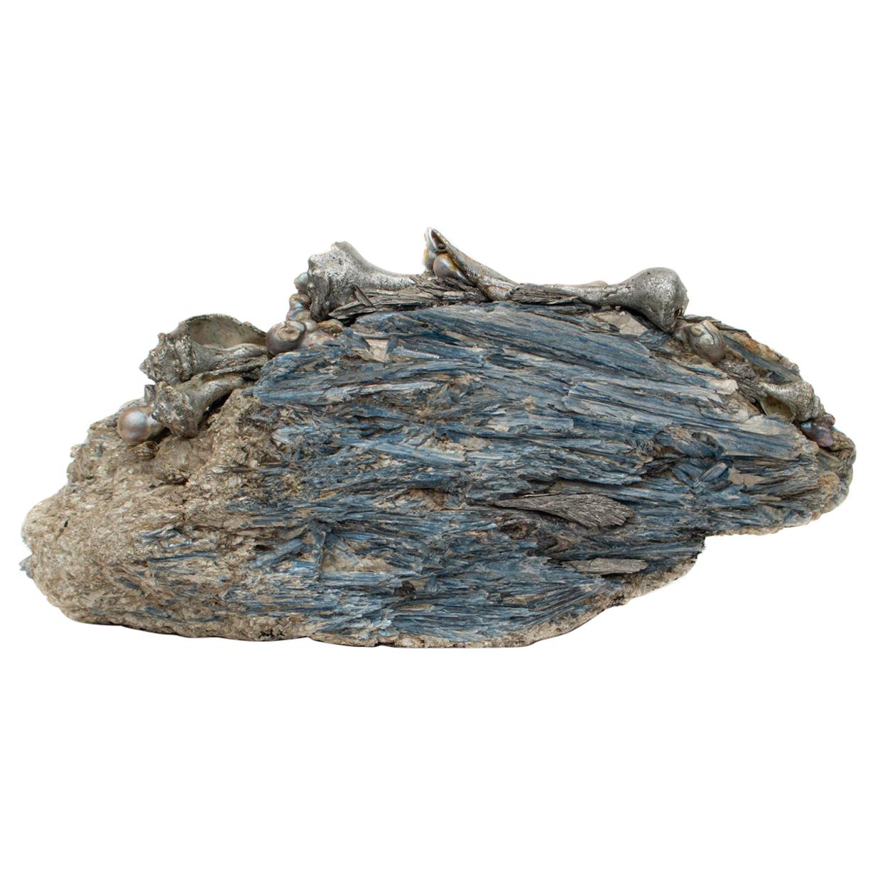 Großes großes Kyanit- Mineral mit Blattsilber-Muscheln, Kyanit- und Barockperlen verziert