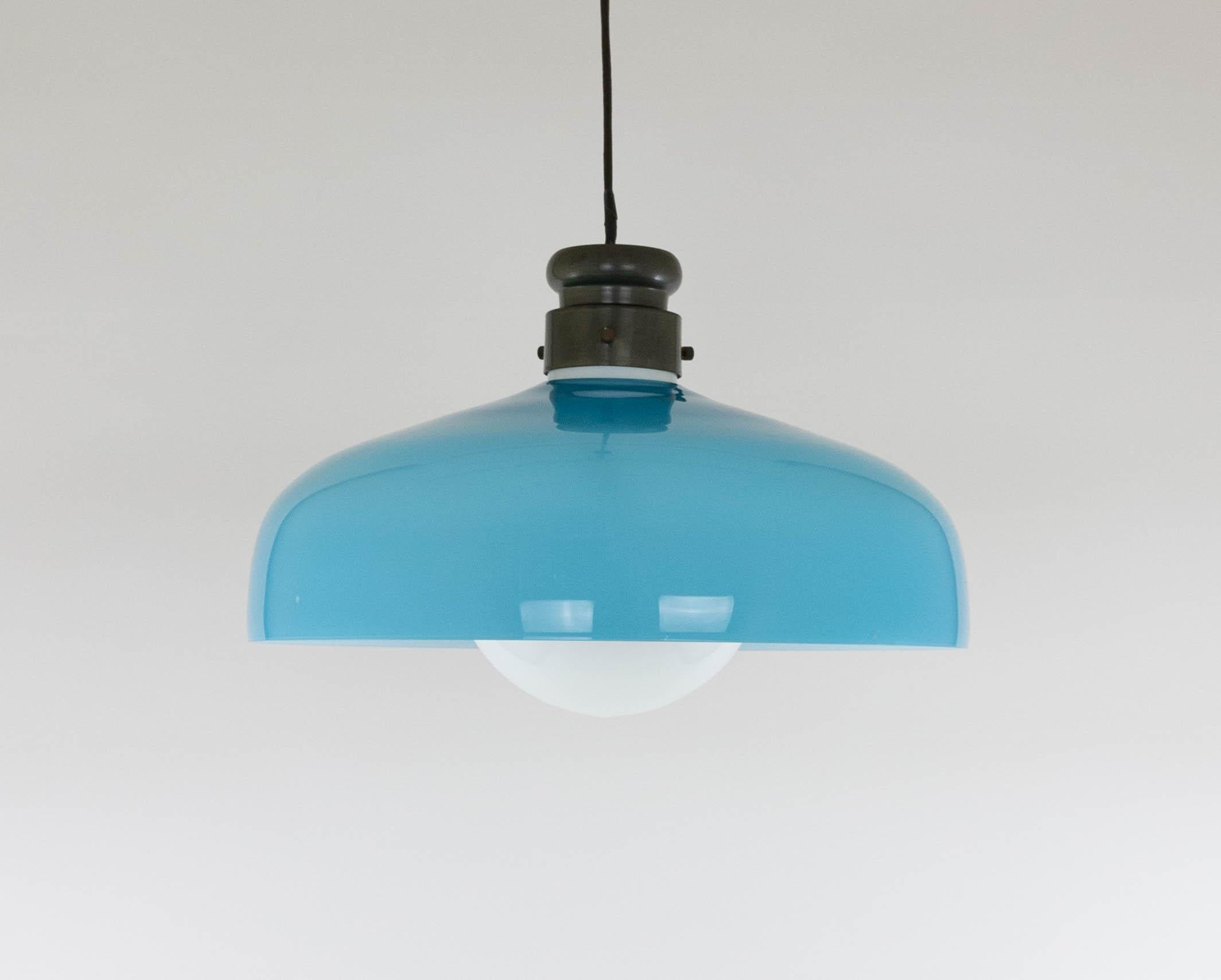 Große Glaspendelleuchte Modell L 72, entworfen in den 1960er Jahren von Alessandro Pianon für Vetreria Vistosi in Murano.

Die Lampe ist in einem sehr guten Vintage-Zustand und wird mit dem originalen Metall-Deckensockel geliefert. 