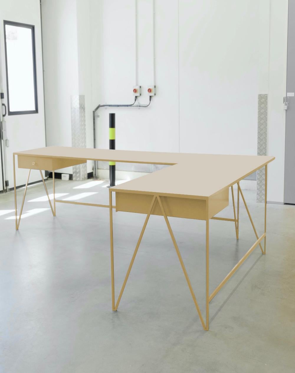 Magnifique bureau d'étude en forme de L composé d'un cadre en acier peint par poudrage en noyer et d'un plateau en linoléum beige. Le linoléum pour meubles offre une surface naturelle satinée et mate, fabriquée à partir d'ingrédients entièrement