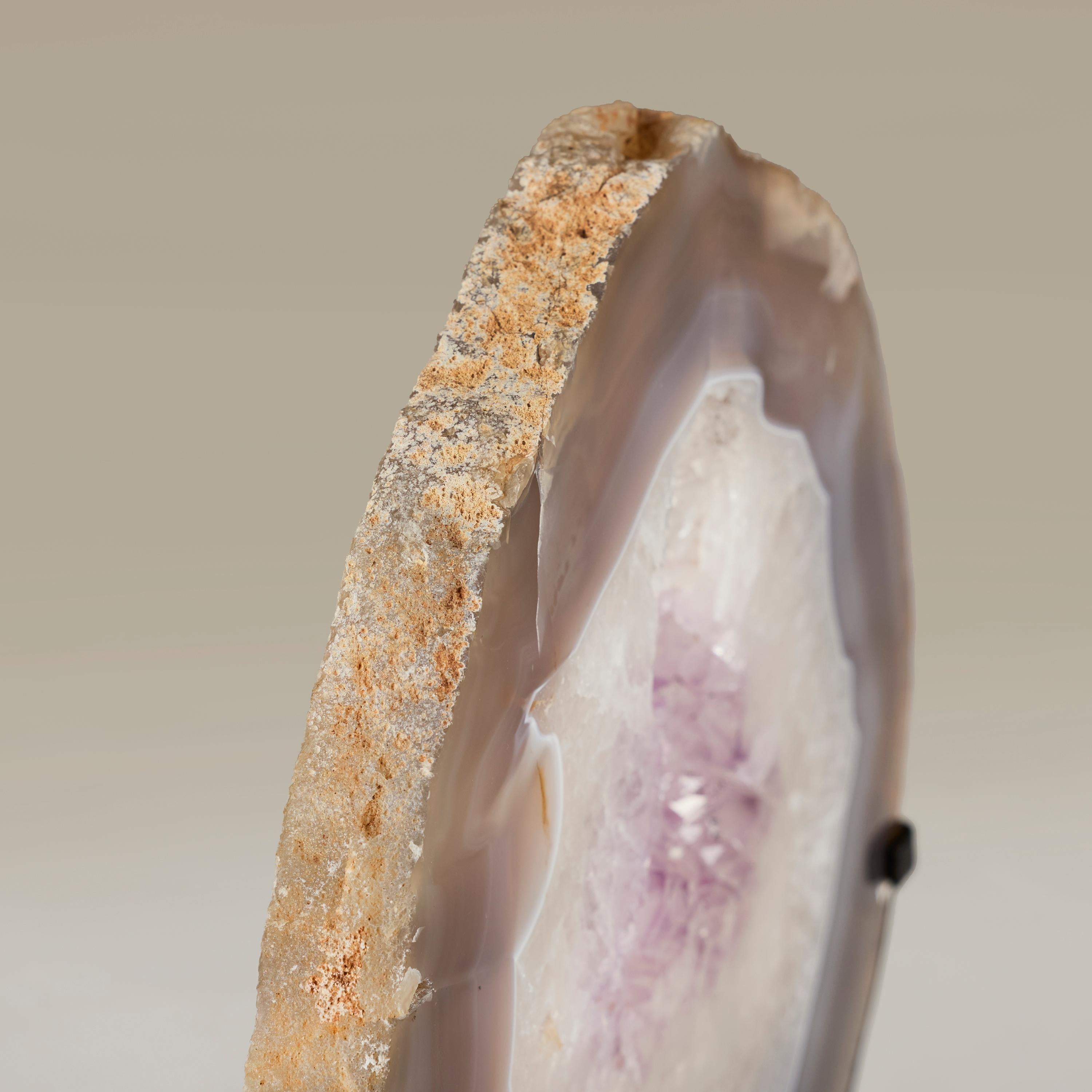 XXI secolo e contemporaneo Large lace agate slice with quartz and amethyst centre