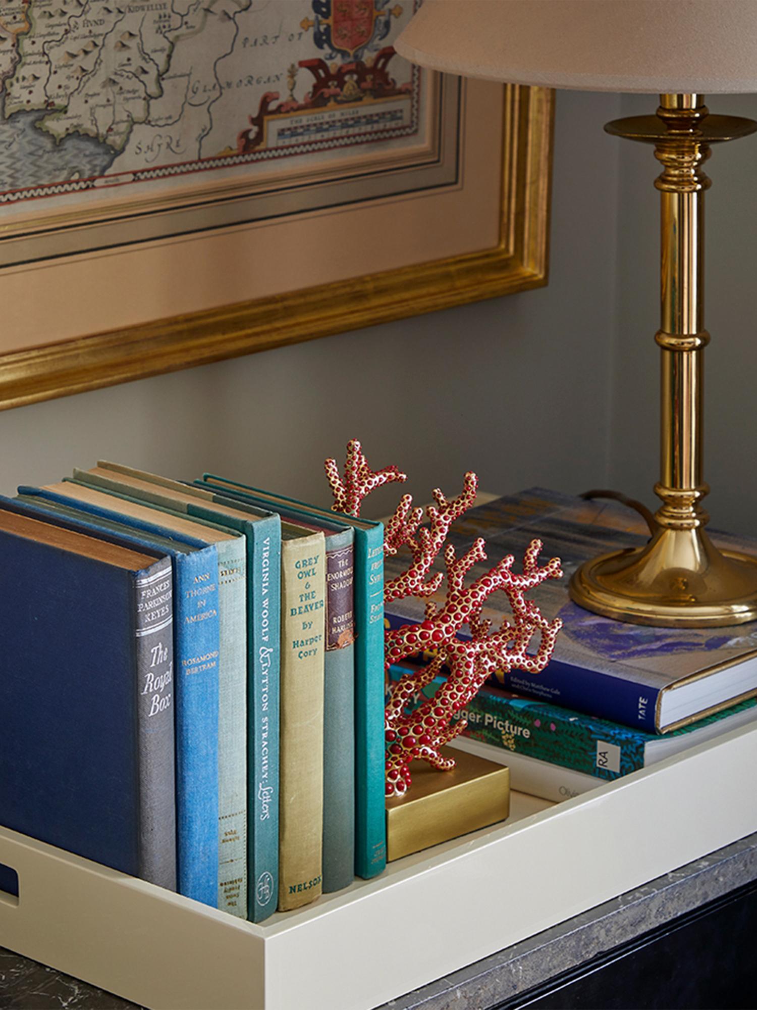 A generously proportioned high-gloss lacquer tray, defined by its straight edges and architectural form. Available in a palette of saturated tones, the glossy finish creates a luminous, light-catching effect.

Designed for versatility, it can serve