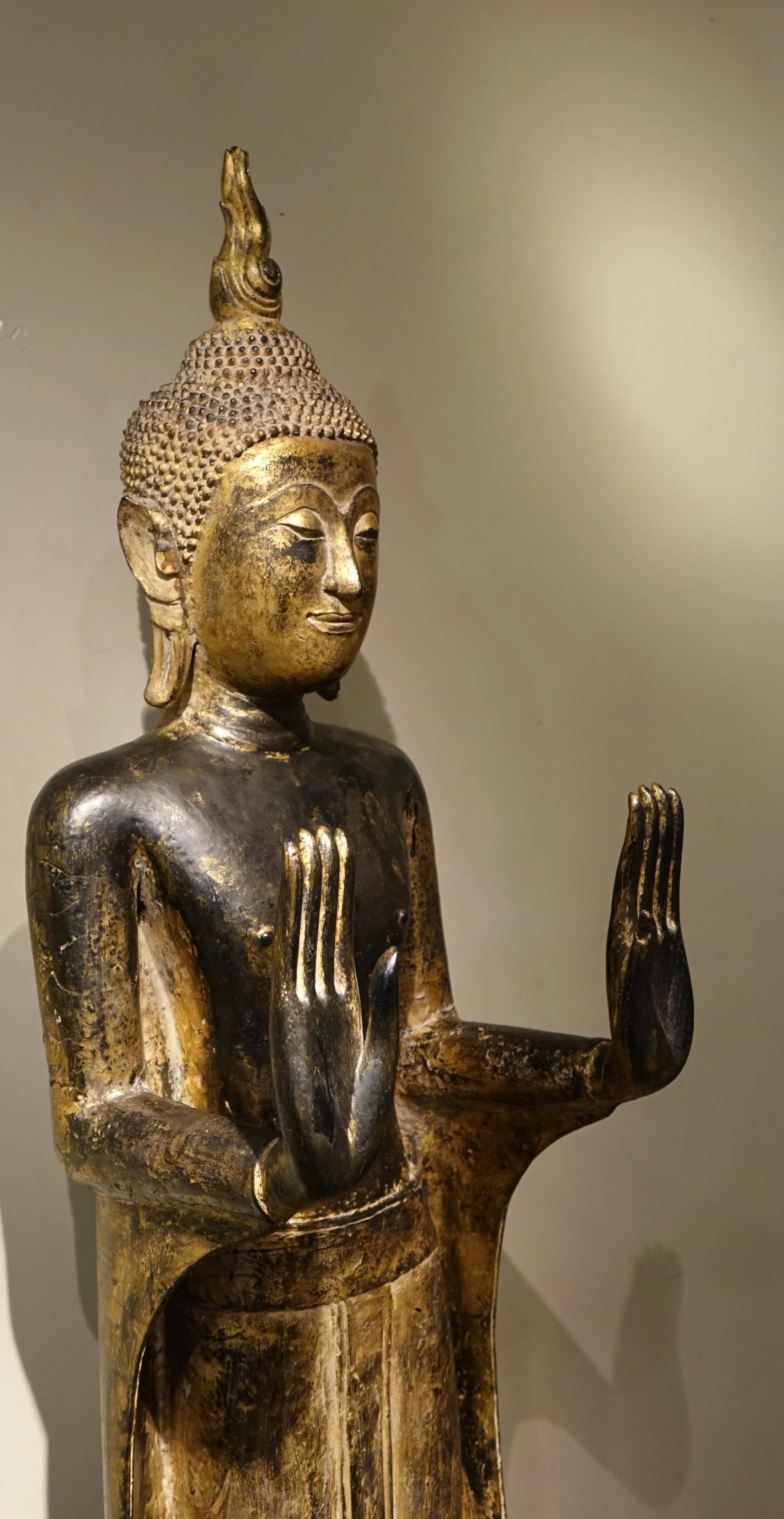 Louis XVI Large lacquered and gilt wood Buddha, Siam, 18th Century