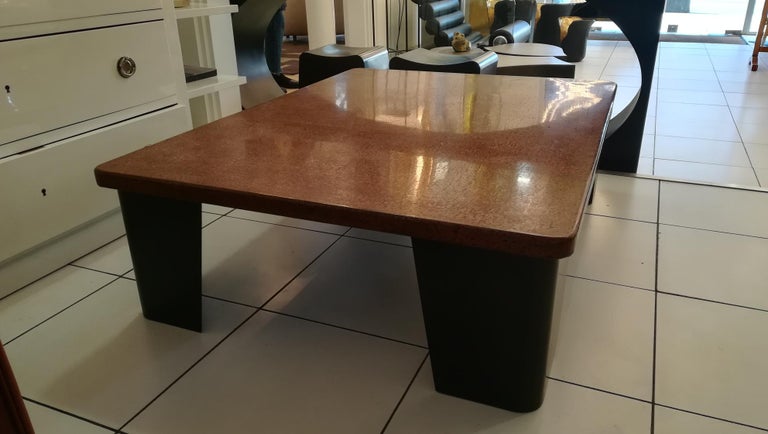 Large lacquered cocktail table with métal feet.
