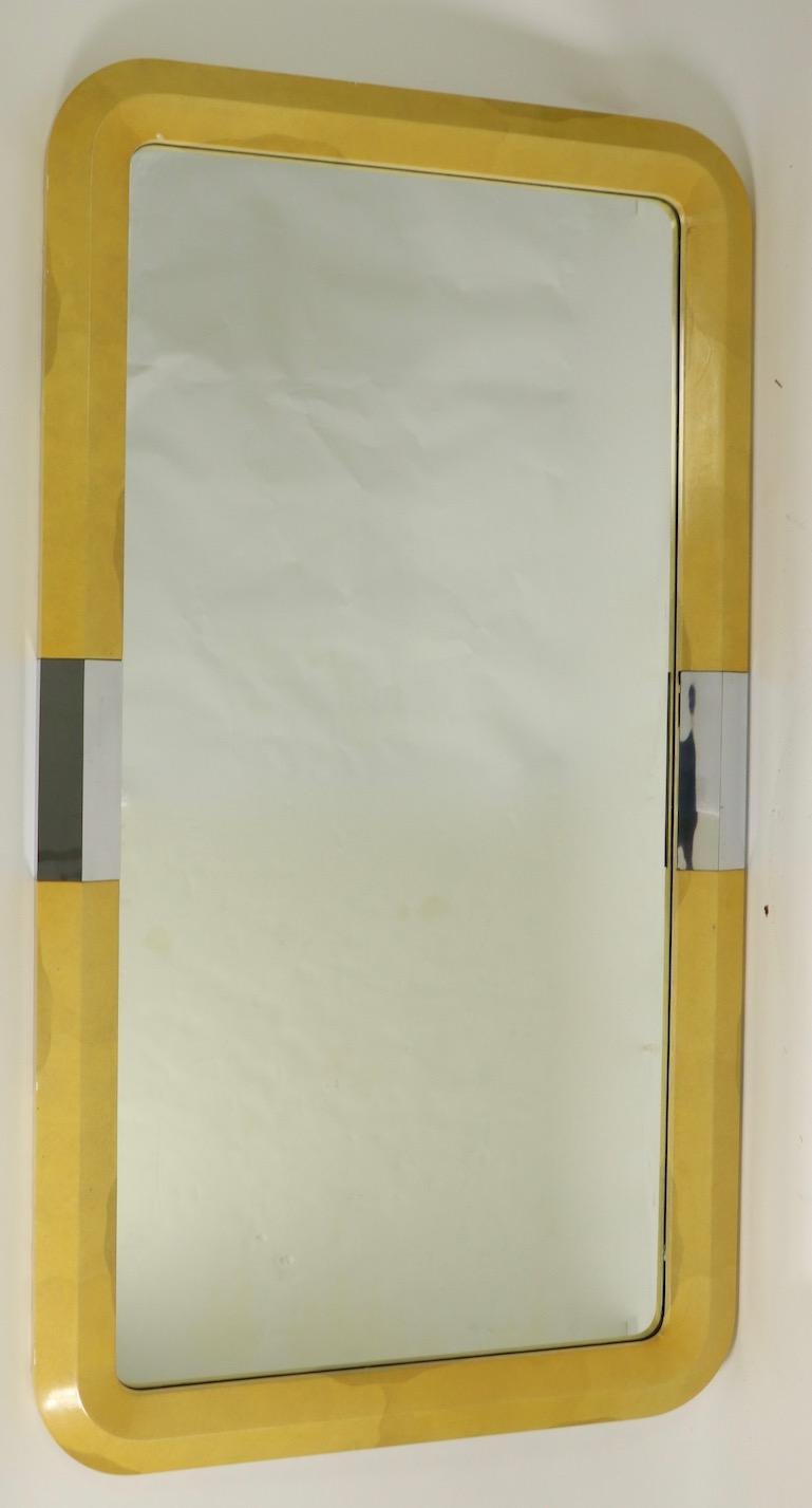 20ième siècle Grand miroir à cadre en parchemin laqué et chrome d'après Karl Springer en vente