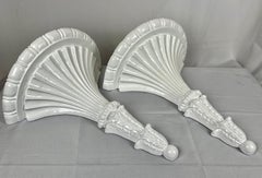 Grandi staffe da parete neoclassiche laccate bianche - 16,25" H.
