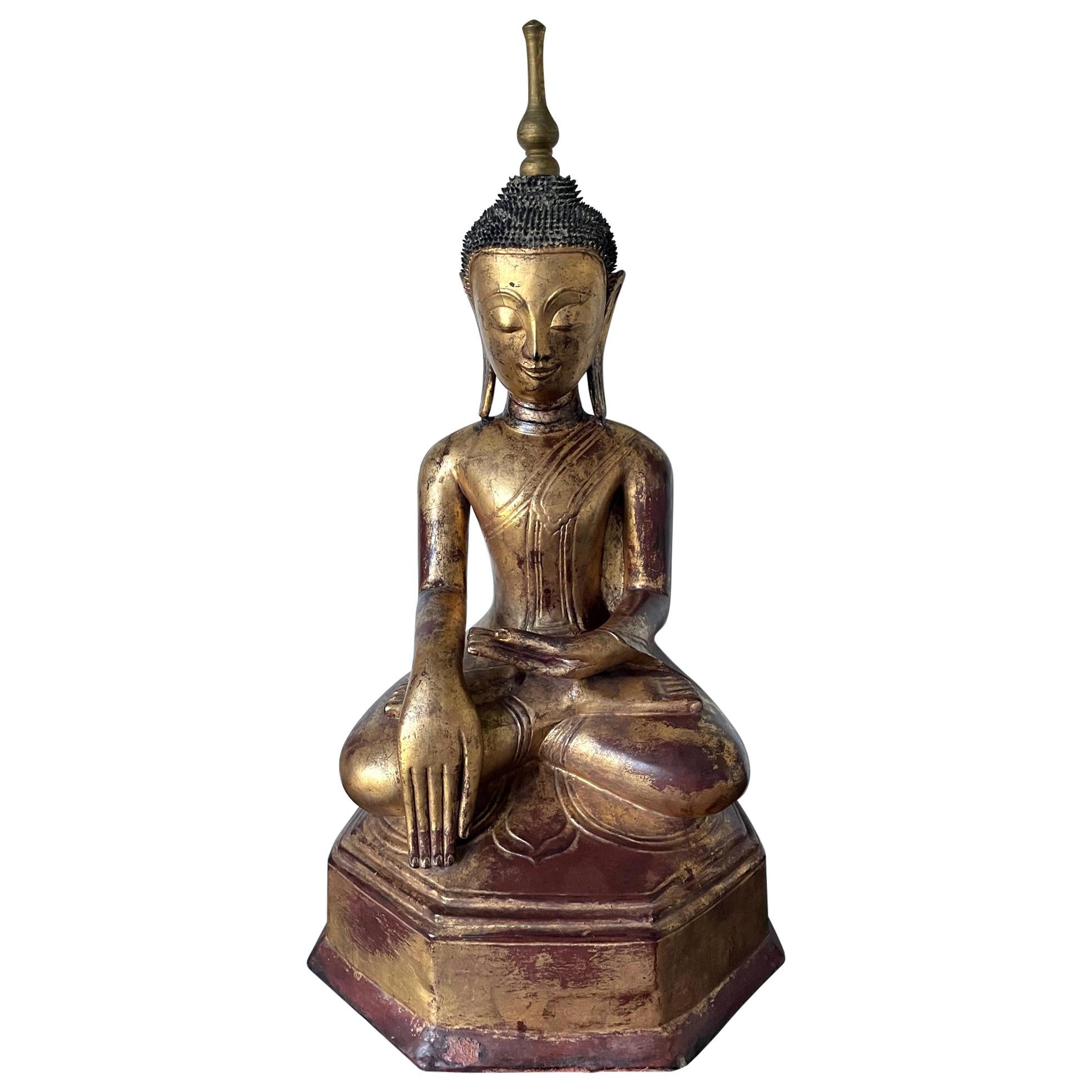 Grande statue de Bouddha birman antique en bois laqué