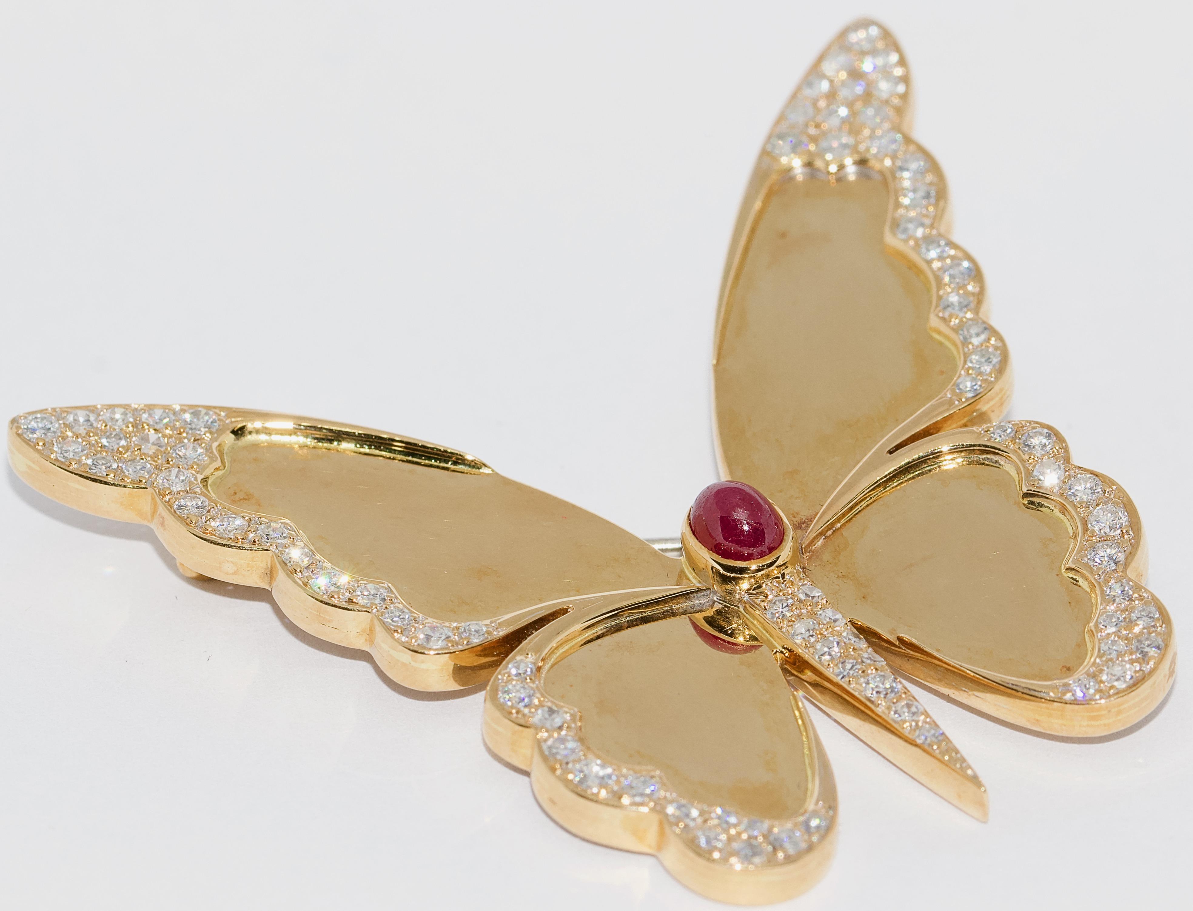 Enchanting, large and heavy butterfly brooch, 18 Karat gold with diamonds and ruby.

Perfect condition.
Including certificate of authenticity.