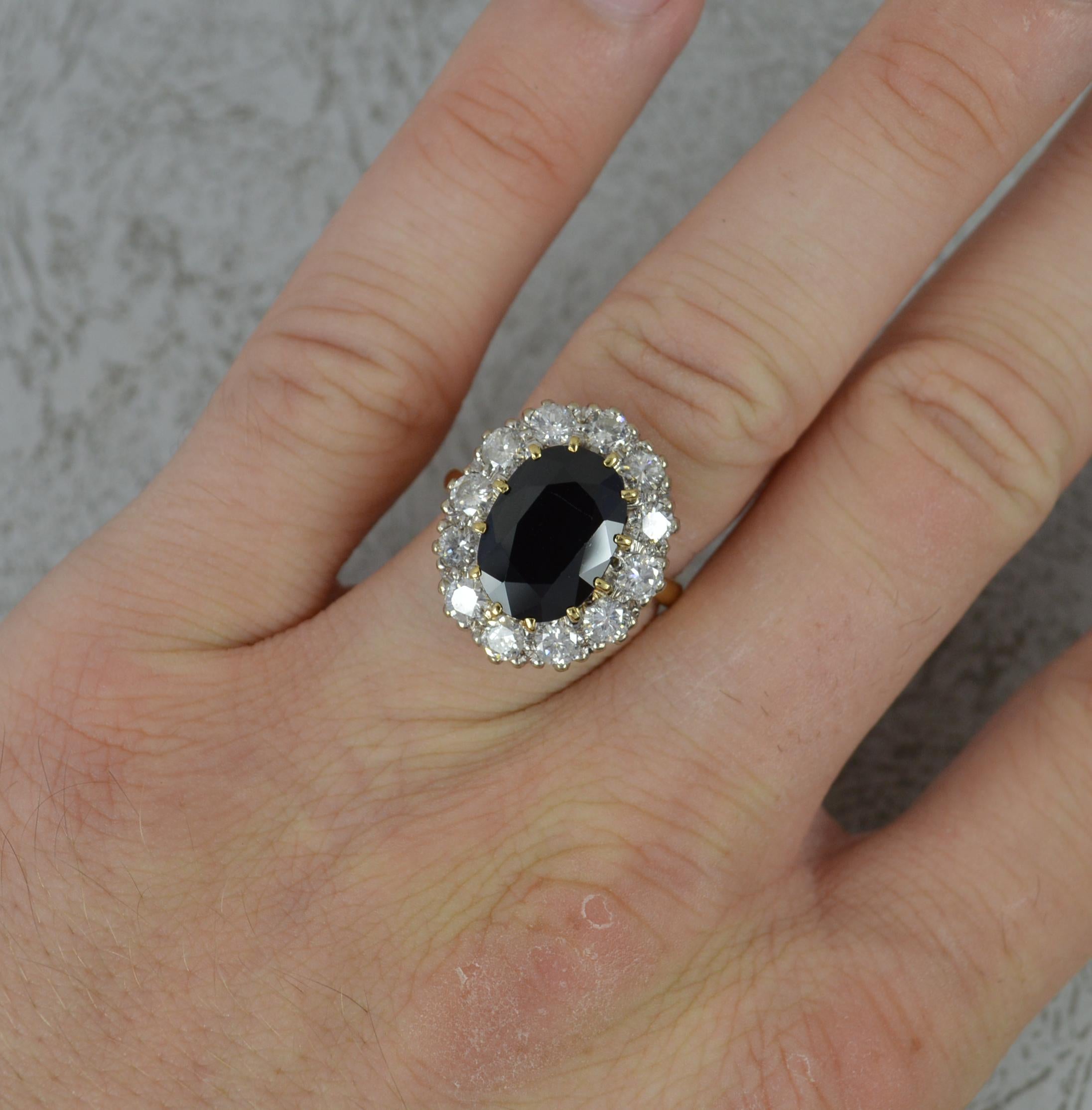 Ein schöner Ring mit Saphir und Diamant.
Schaft aus massivem 18 Karat Gelbgold und Kopf aus Platin.
Entworfen mit einem natürlichen dunkelblauen Saphir in der Mitte, 9mm x 12,5mm, ca. 4cts. Umgeben sind sie von zwölf natürlichen, runden Diamanten im