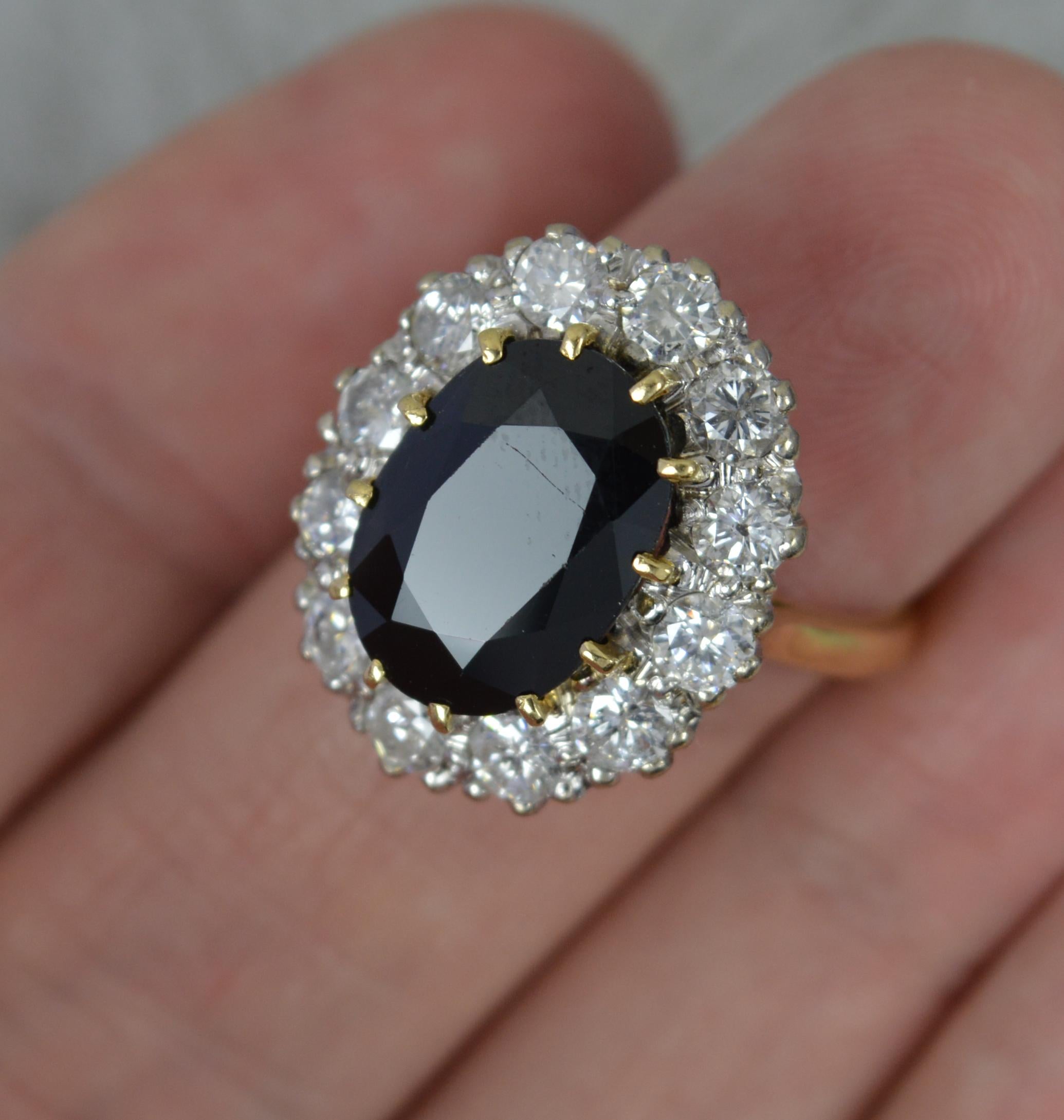 Großer Lady Diana Design 18 Karat Gold Cluster-Ring mit Saphir und 1,5 Karat Diamant im Angebot 1
