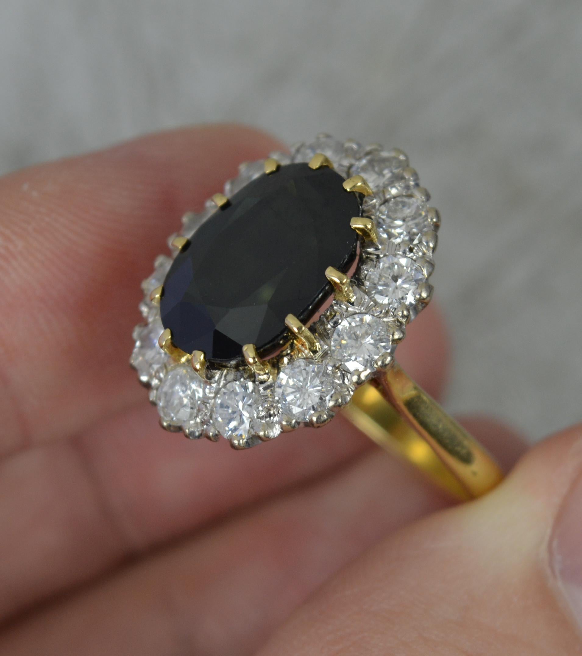 Großer Lady Diana Design 18 Karat Gold Cluster-Ring mit Saphir und 1,5 Karat Diamant im Angebot 2