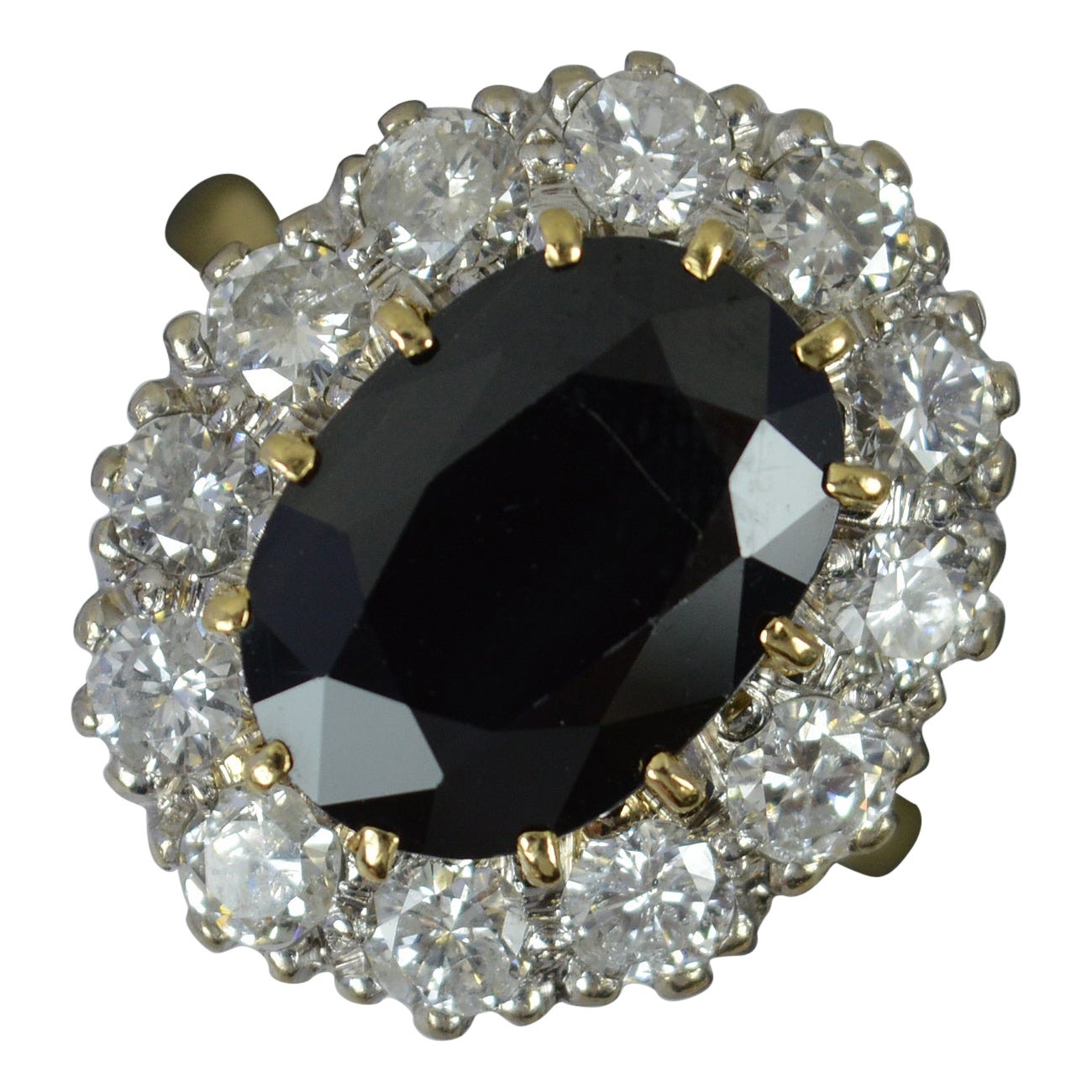 Großer Lady Diana Design 18 Karat Gold Cluster-Ring mit Saphir und 1,5 Karat Diamant im Angebot
