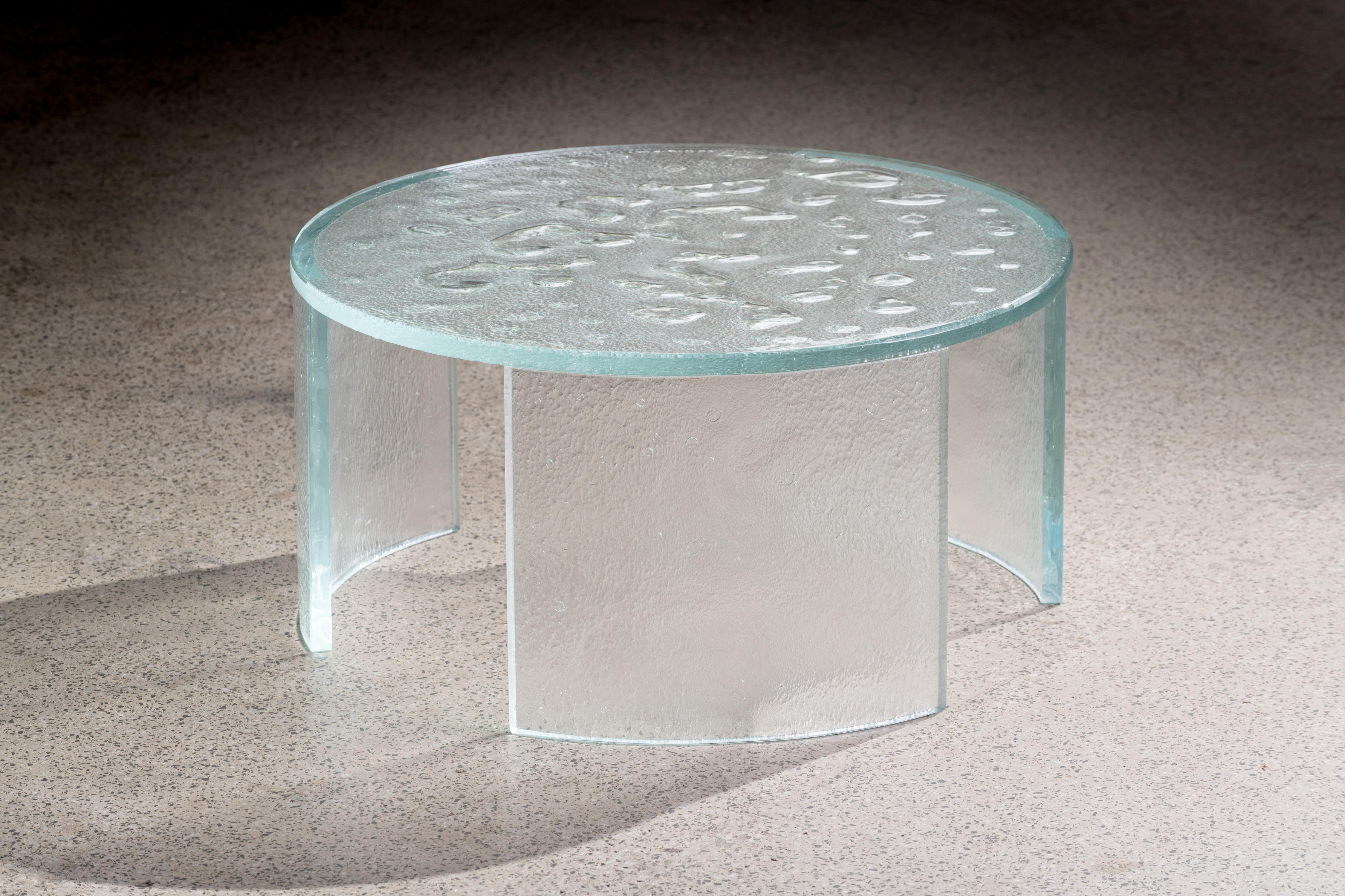 Grande table Lagoa par Giacomo Tomazzi Studio
Dimensions : L 70 x D 70 x H 35 cm
MATERIAL : Plateau en verre fusing extra clair de 10 mm, pieds en verre incurvé extra clair de 10 mm

ABOUT Giácomo Tomazzi est diplômé en architecture et en urbanisme