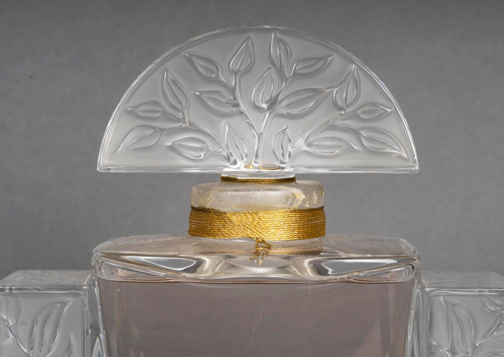 Grande bottiglia di profumo Lalique, fleur de cristal, 20° secolo.

Grande bottiglia di profumo Lalique riempita con estratto di profumo di fleur de cristal, XX secolo.
H: 27 cm, L: 19 cm, P: 4.5 cm