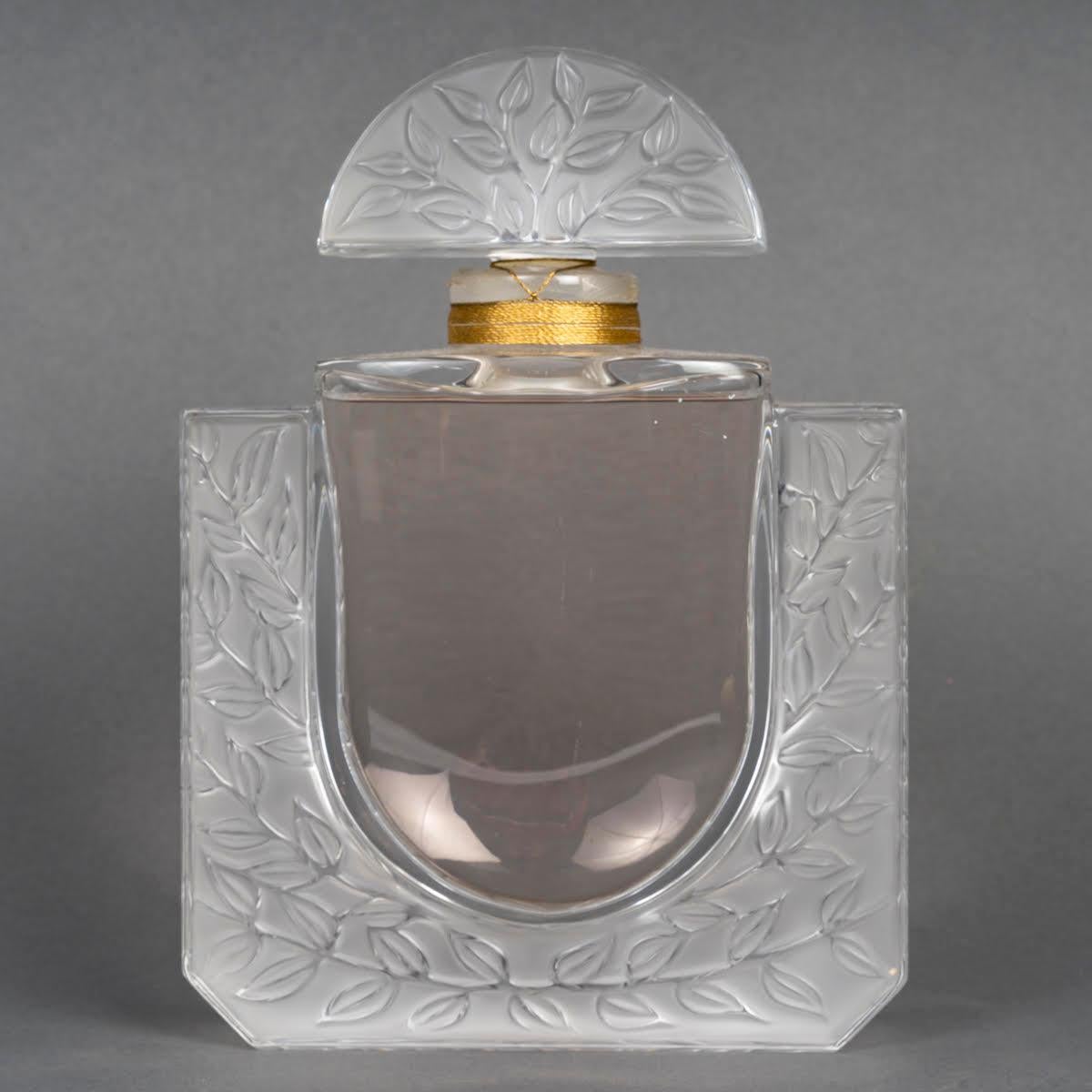 Francese Grande bottiglia di profumo Lalique, Fleur de Cristal, 20° secolo. in vendita