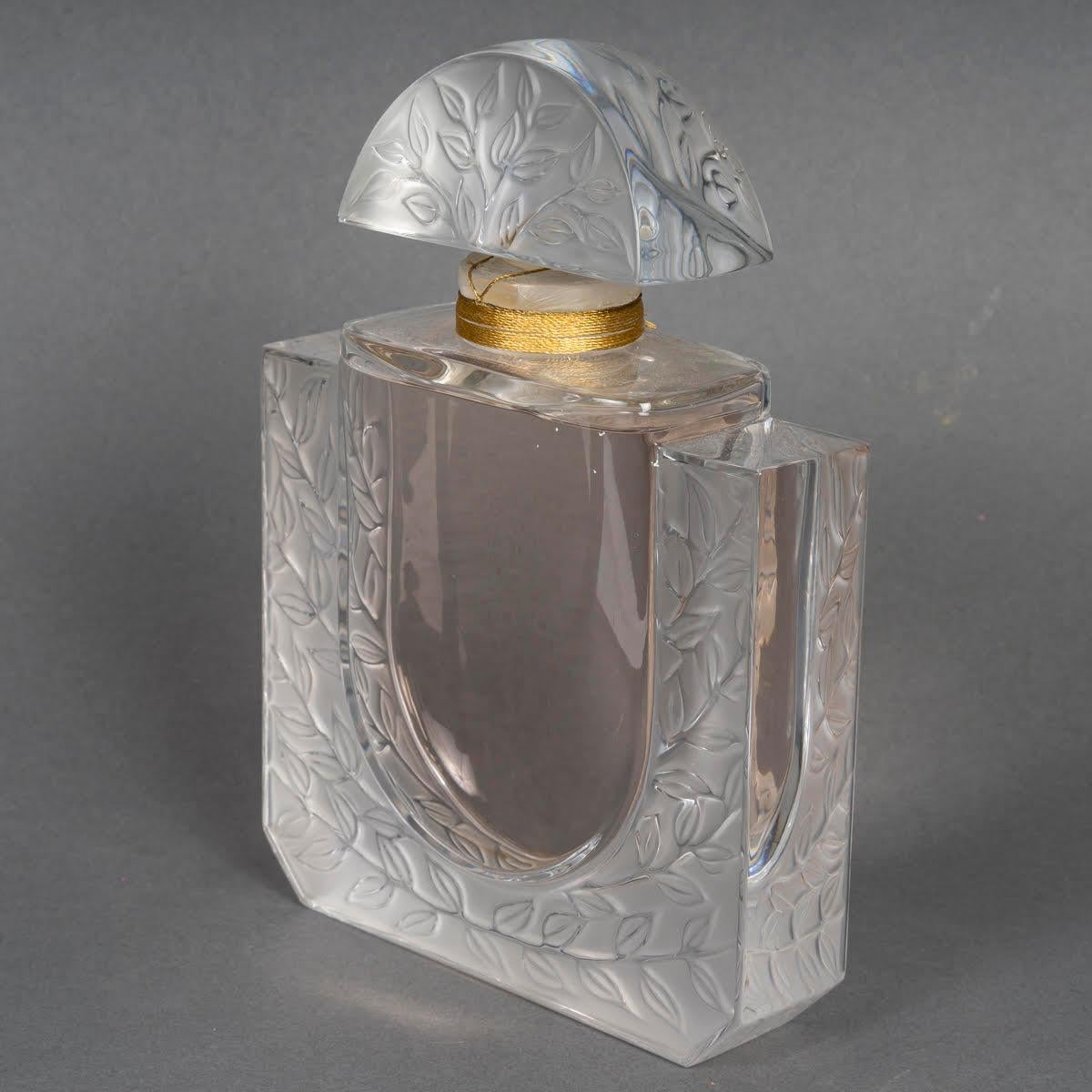 Grande bottiglia di profumo Lalique, Fleur de Cristal, 20° secolo. In condizioni buone in vendita a Saint-Ouen, FR