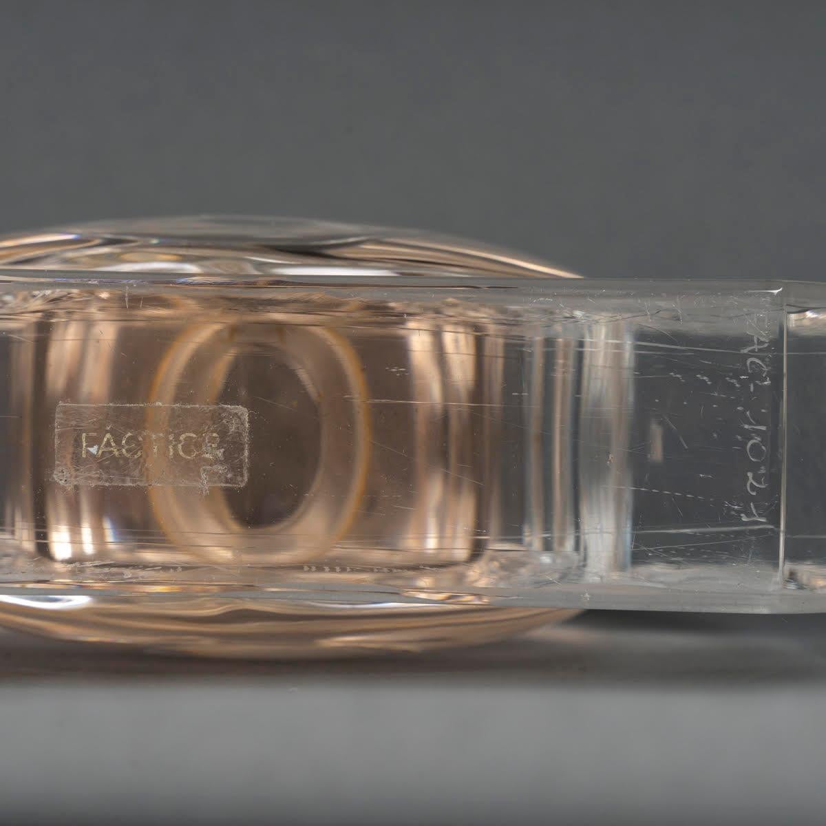 XX secolo Grande bottiglia di profumo Lalique, Fleur de Cristal, 20° secolo. in vendita