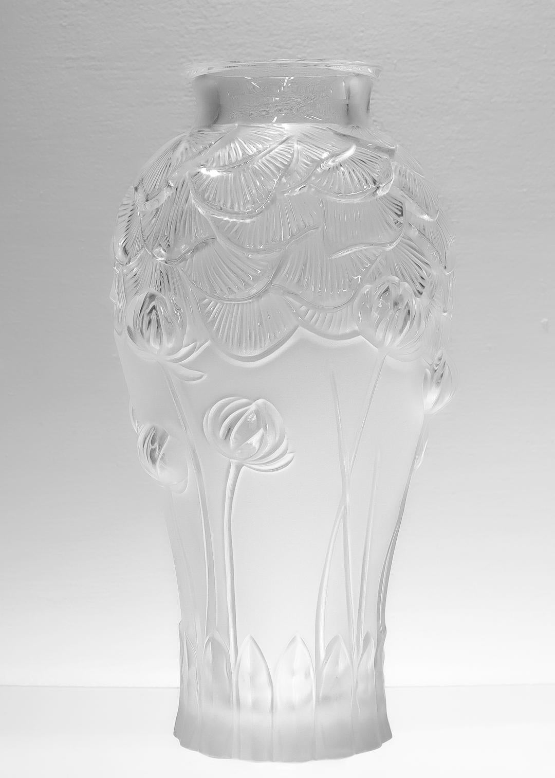 Large Lalique Glass Giverny Water Lillies Pattern Flower Vase In Good Condition In Philadelphia, PA