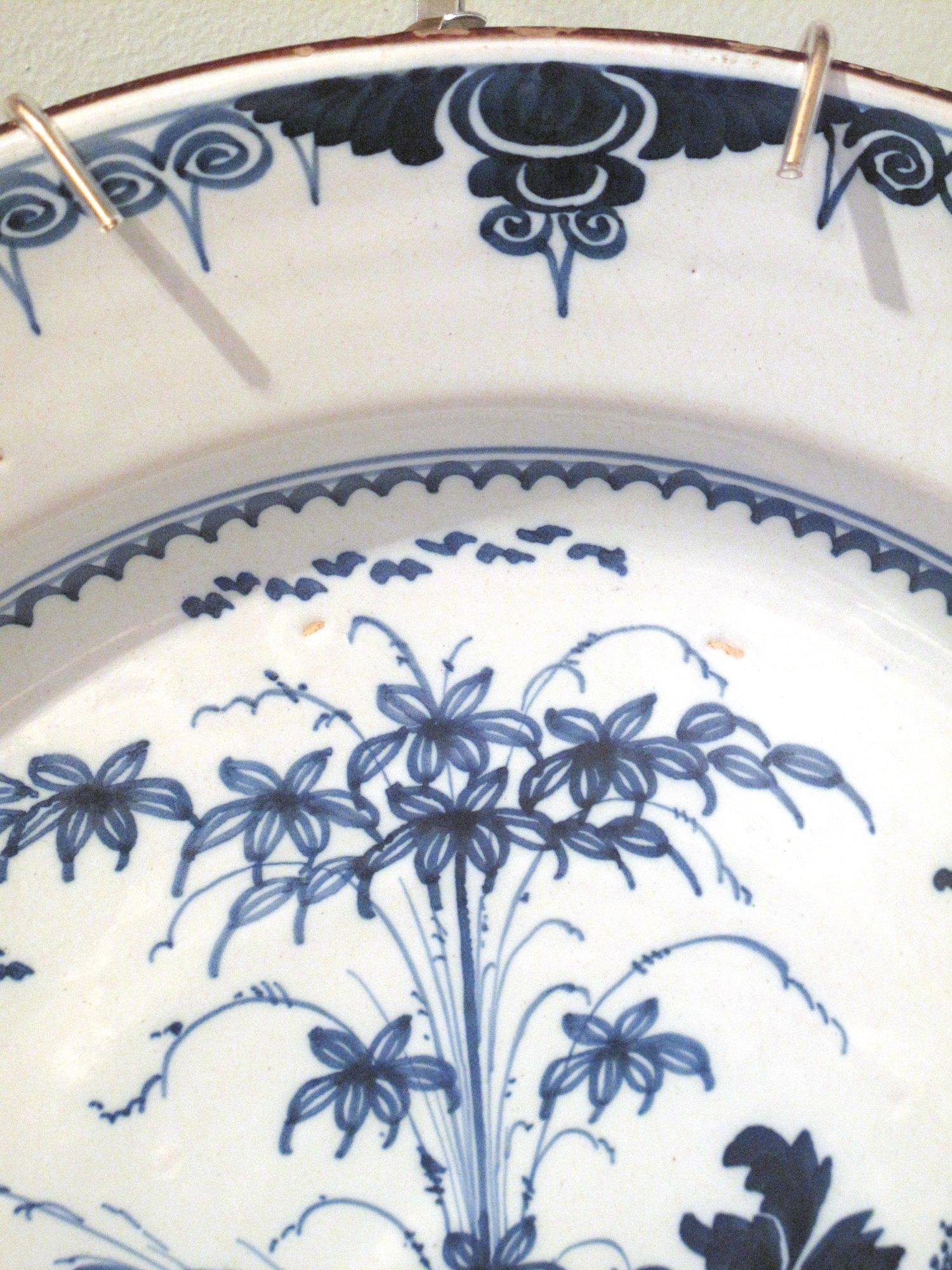 Large Lambeth 18th Century English Delft Charger For Sale 2